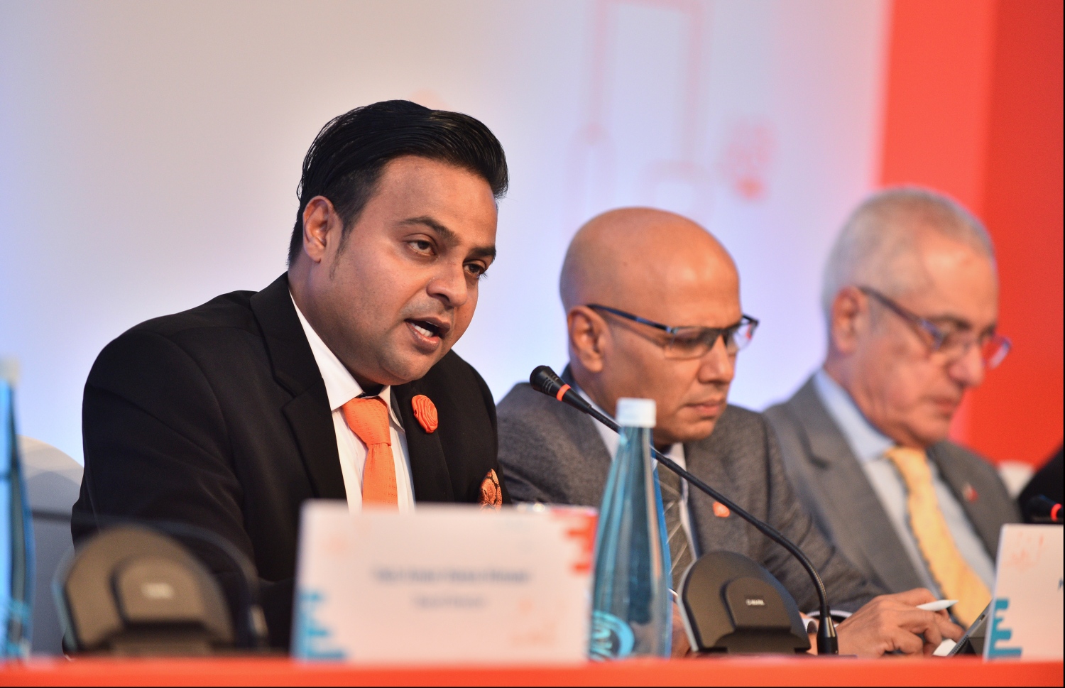 ކުރުނބާ މޯލްޑިވެސް ރިސޯޓު: މޭ 14، 2018- ދިރާގުގެ 29 ވަނަ އަހަރީ އާންމު ޖަލްސާގައި އެކުންފުނީގެ ޗެއާމަން އަޝްމަލީ ވާހަކަދައްކަވަނީ: ދިރާގަށް މިދިޔަ އަހަރު ލިބުނު ފައިދާގެ ތެރެއިން ކޮންމެ ހިއްސާ އަކަށް 11.81ރ. ބަހަން ވަނީ ފާސްކޮށްފައި.---ފޮޓޯ: ހުސައިން ވަހީދު/މިހާރު