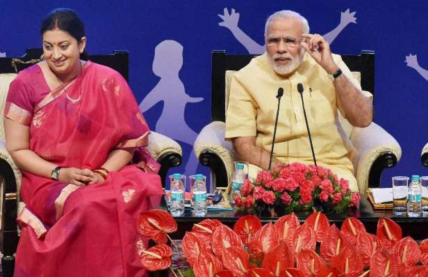 ސްމިރްތީ، ބޮޑުވަޒީރު މޯދީއާ އެކު: އޭނާއަކީ ނުފޫޒު ގަދަ މިނިސްޓަރެއް.