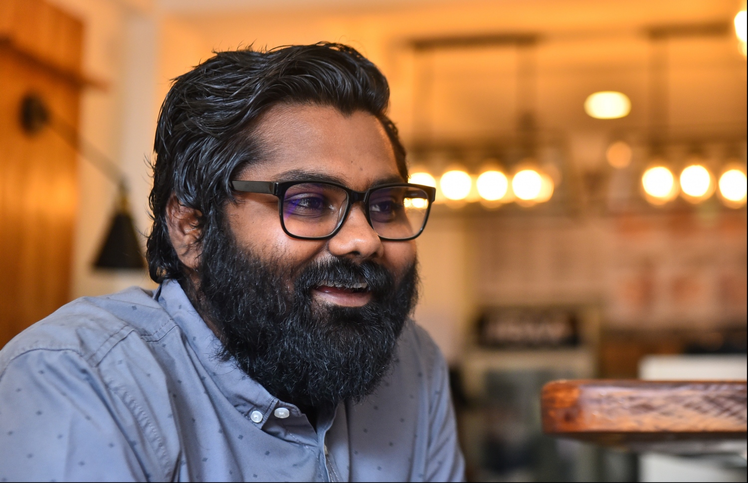 ސޭންޑްވިޗް ބާ ގެ އެއް ހިއްސާދާރު ކަމަށްވާ ސަމާން "މިހާރު" އަށް އިންޓަވިއު ދެނީ-- ފޮޓޯ: ހުސައިން ވަހީދު/ މިހާރު