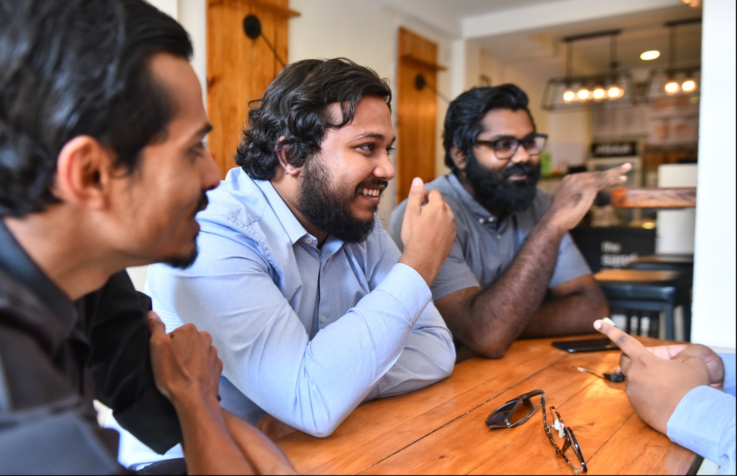 ސޭންޑްވިޗް ބާގެ ތިން ހިއްސާދާރުން "މިހާރު" އަށް އިންޓަވިއު ދެނީ-- ފޮޓޯ: ހުސައިން ވަހީދު/ މިހާރު