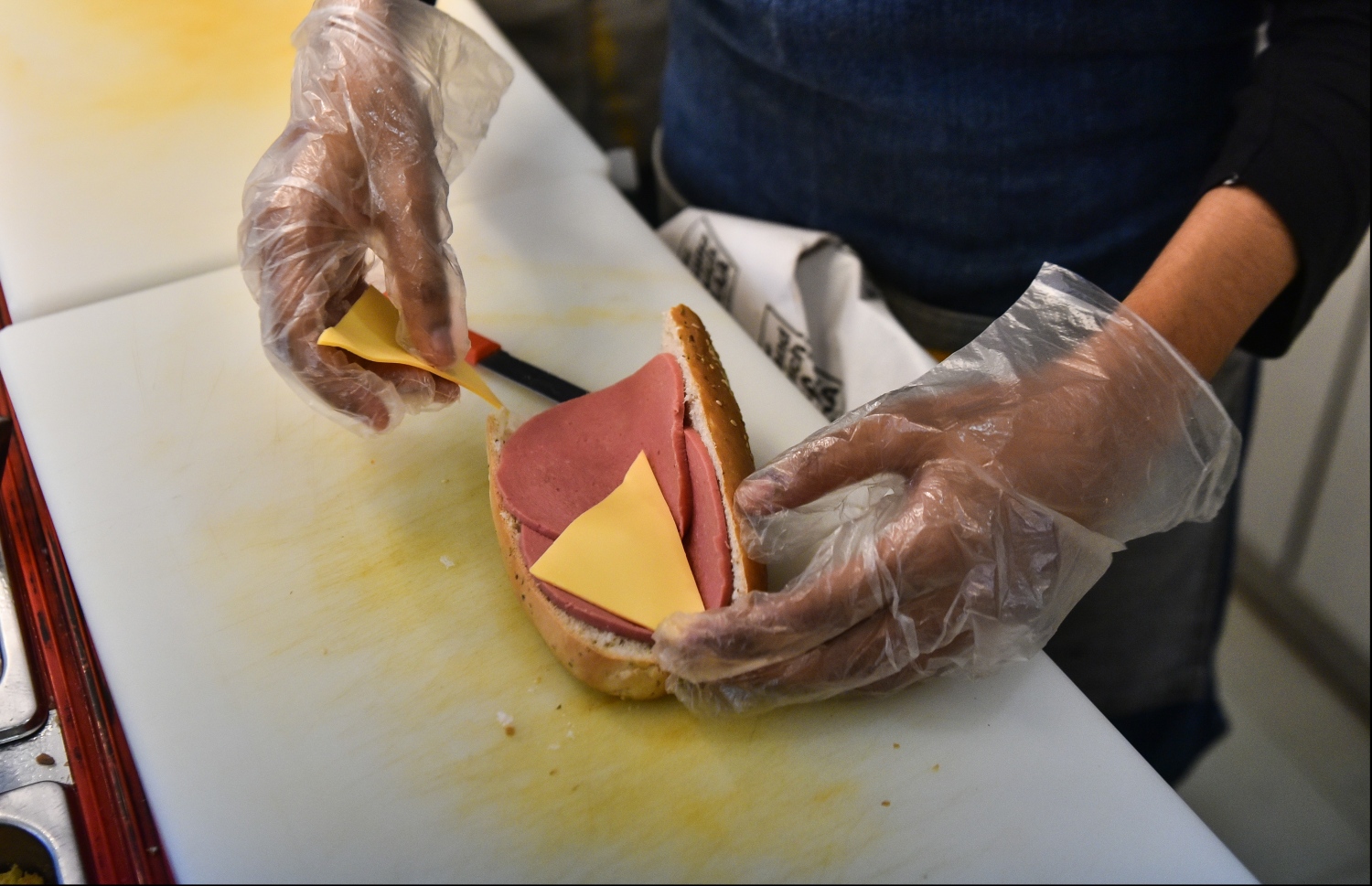 ސޭންޑްވިޗް ބާއިން ސޭންޑްވިޗްއެއް ތައްޔާރު ކުރަނީ-- ފޮޓޯ: ހުސައިން ވަހީދު/މިހާރު