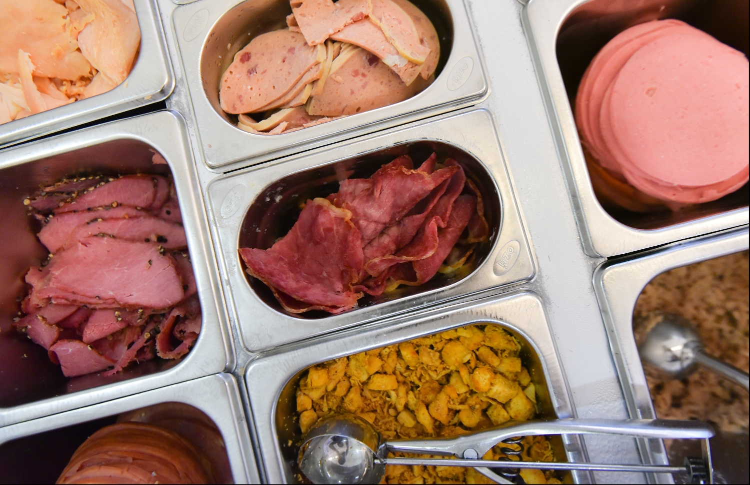 ސޭންޑްވިޗް ބާ އިން ވިއްކަން ހުންނަ ސޭންޑްވިޗަށް އަޅާ އެކިއެކި މަހުގެ ބާވަތްތައް-- ފޮޓޯ: ހުސައިން ވަހީދު/ މިހާރު