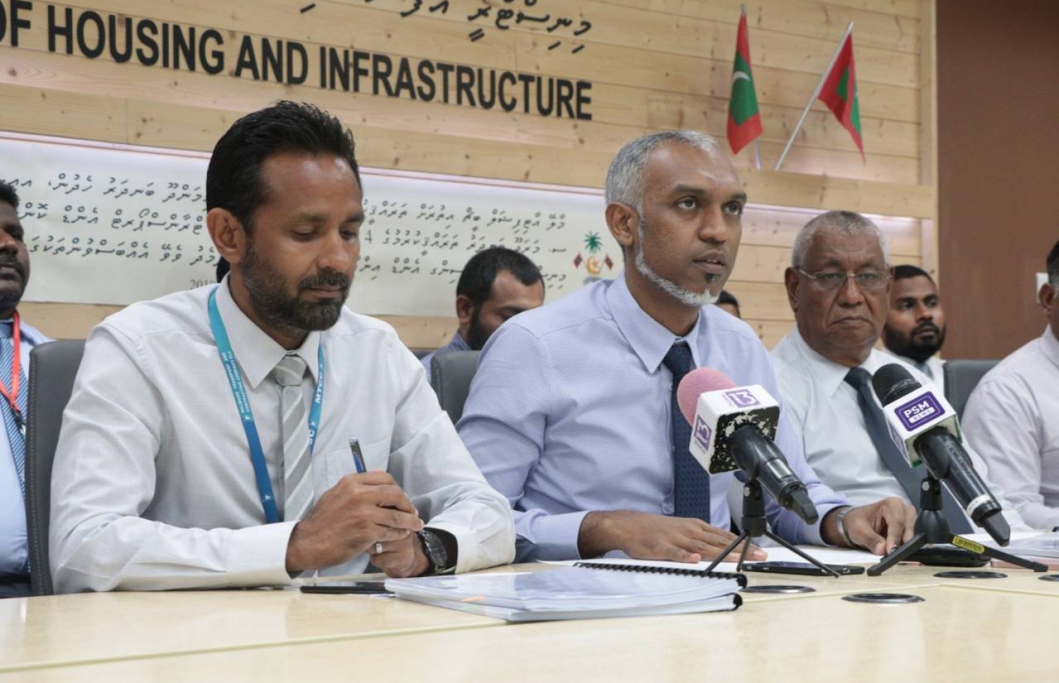 އާޓިފިޝަލް ބީޗް ތަރައްގީކުރުމުގެ މަސައްކަތުގެ އެއްބަސްވުމުގައި ސޮއިކުރުމަށް ހައުސިން މިނިސްޓްރީގައި ބޭއްވި ރަސްމިއްޔާތުގައި މިނިސްޓަރު ޑރ. މުއިއްޒު (ކ) ވާހަކަދައްކަވަނީ .-ފޮޓޯ: ހައުސިން މިނިސްޓްރީ