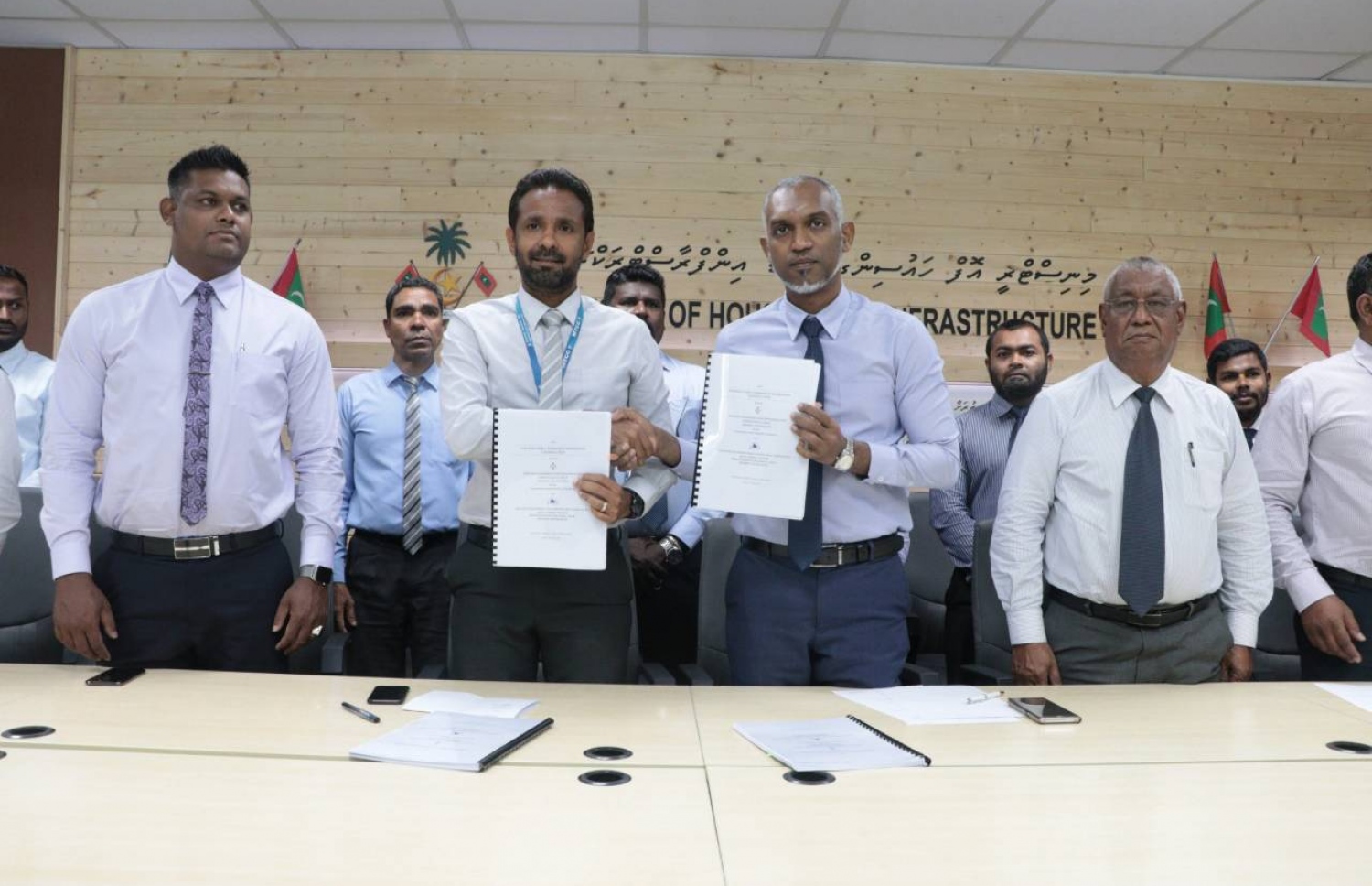 އާޓިފިޝަލް ބީޗް ތަރައްގީކުރުމުގެ މަސައްކަތުގެ އެއްބަސްވުމުގައި ސޮއިކުރެއްވުމަށްފަހު، ހައުސިން މިނިސްޓަރު ޑރ. މުއިއްޒު (ކ-2) އަދި އެމްޓީސީސީގެ ސީއީއޯ ޒިޔަތު، އެއްބަސްވުން ބަދަލުކުރައްވަނީ.-ފޮޓޯ: ހައުސިން މިނިސްޓްރީ