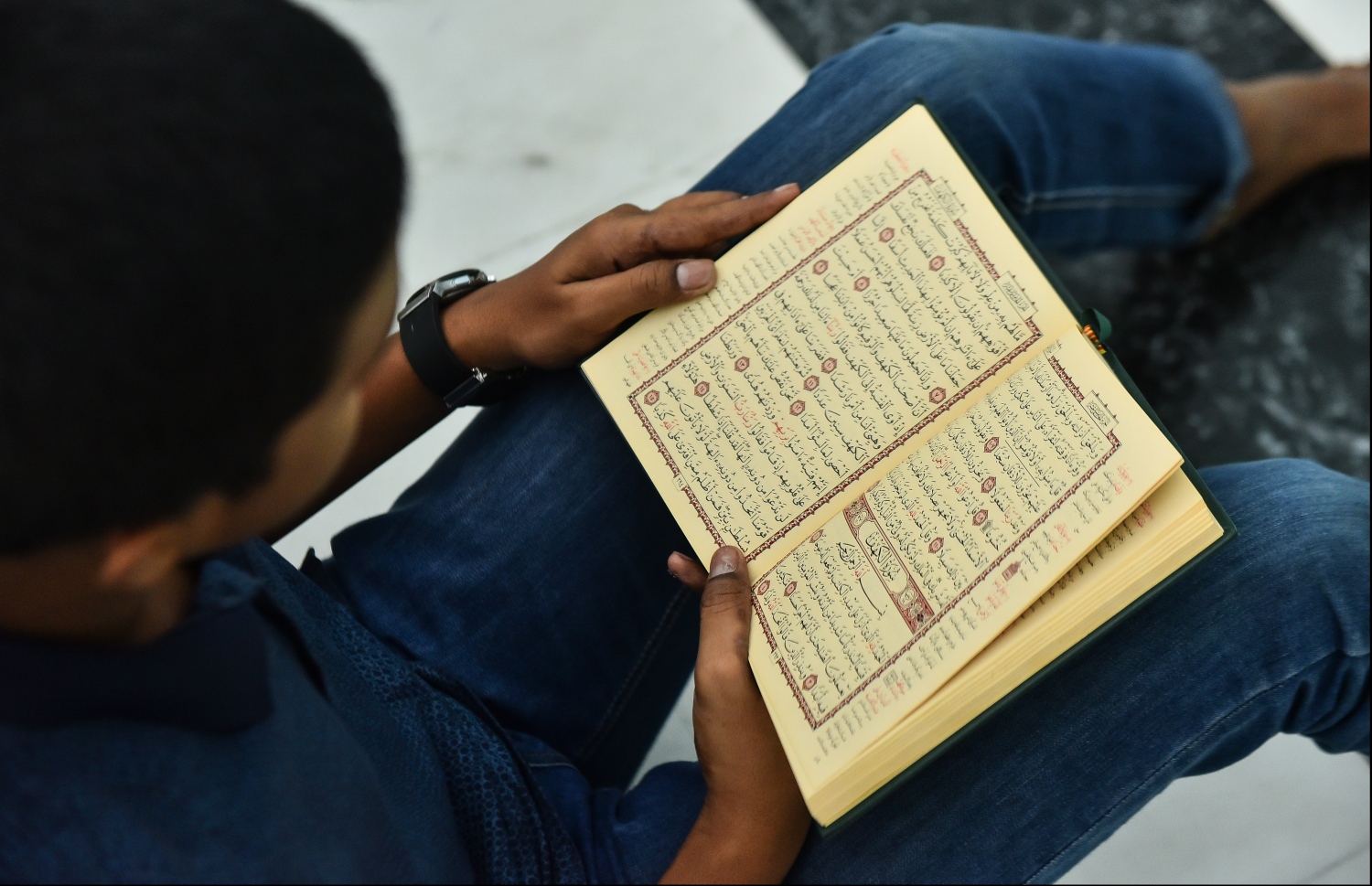 މާލެ: މޭ 16، 2018- ރަމަޟާން މަހުގެ މުލަ ރޯދަ ދުވަހުގެ މެންދުރު ނަމާދަށްފަހު އިސްލާމީ މަރުކަޒުގައި ޤުރުއާން ކިޔަވަން އިން ކުޑަކުއްޖެއް.---ފޮޓޯ: ހުސައިން ވަހީދު/މިހާރު