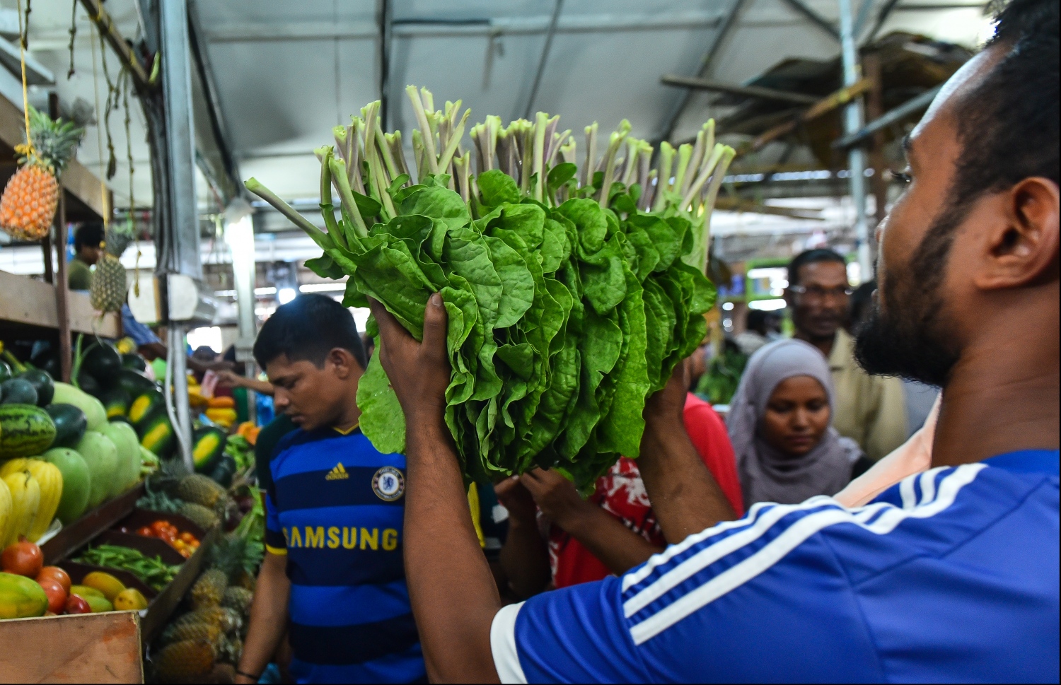 ލޯކަލް މާރުކޭޓުގެ ގޮޅިއެއްގައި ވިއްކަން ބަހައްޓާފައި ހުރި ކޮޕީފަތްތަކެއް މީހަކު ދައްކާލަނީ ފޮޓޯ: ނިޝާން އަލީ /މިހާރު