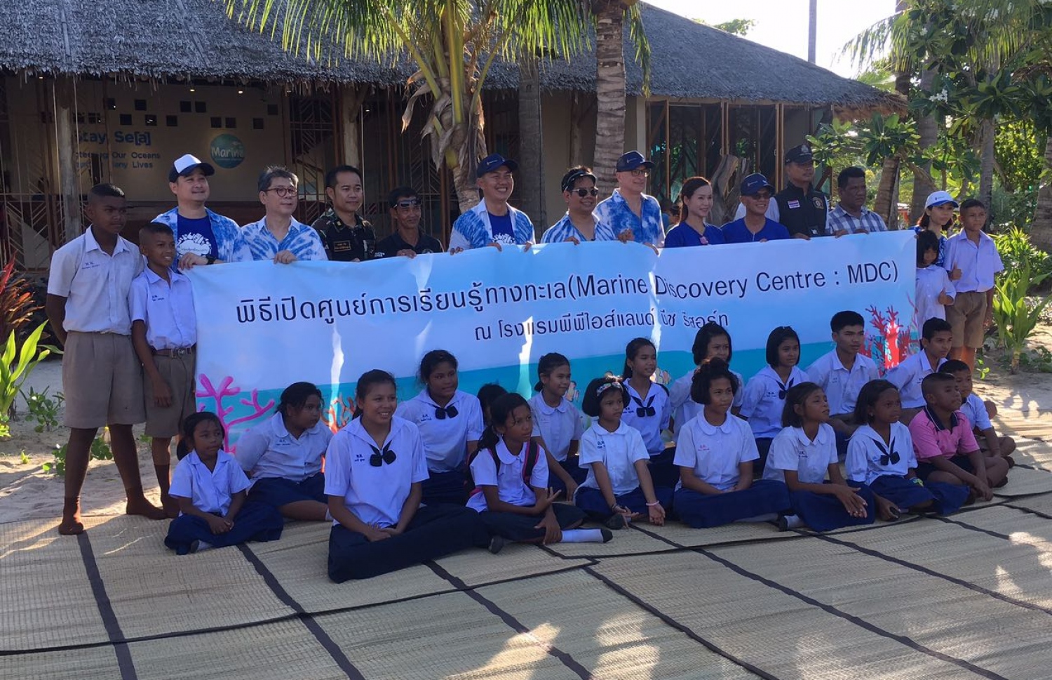 މެރިން ޑިސްކަވަރީ ސެންޓަރުގެ އިސްވެރިންނާއި ފީފީ ވިލެޖްގެ އިސްވެރިން ސްކޫލް ކުދިންނާއެކު ސެންޓަރު ކުރިމަތީގައި ފޮޓޯއަކަށް ހުއްޓިގެން. --ފޮޓޯ: މިހާރު