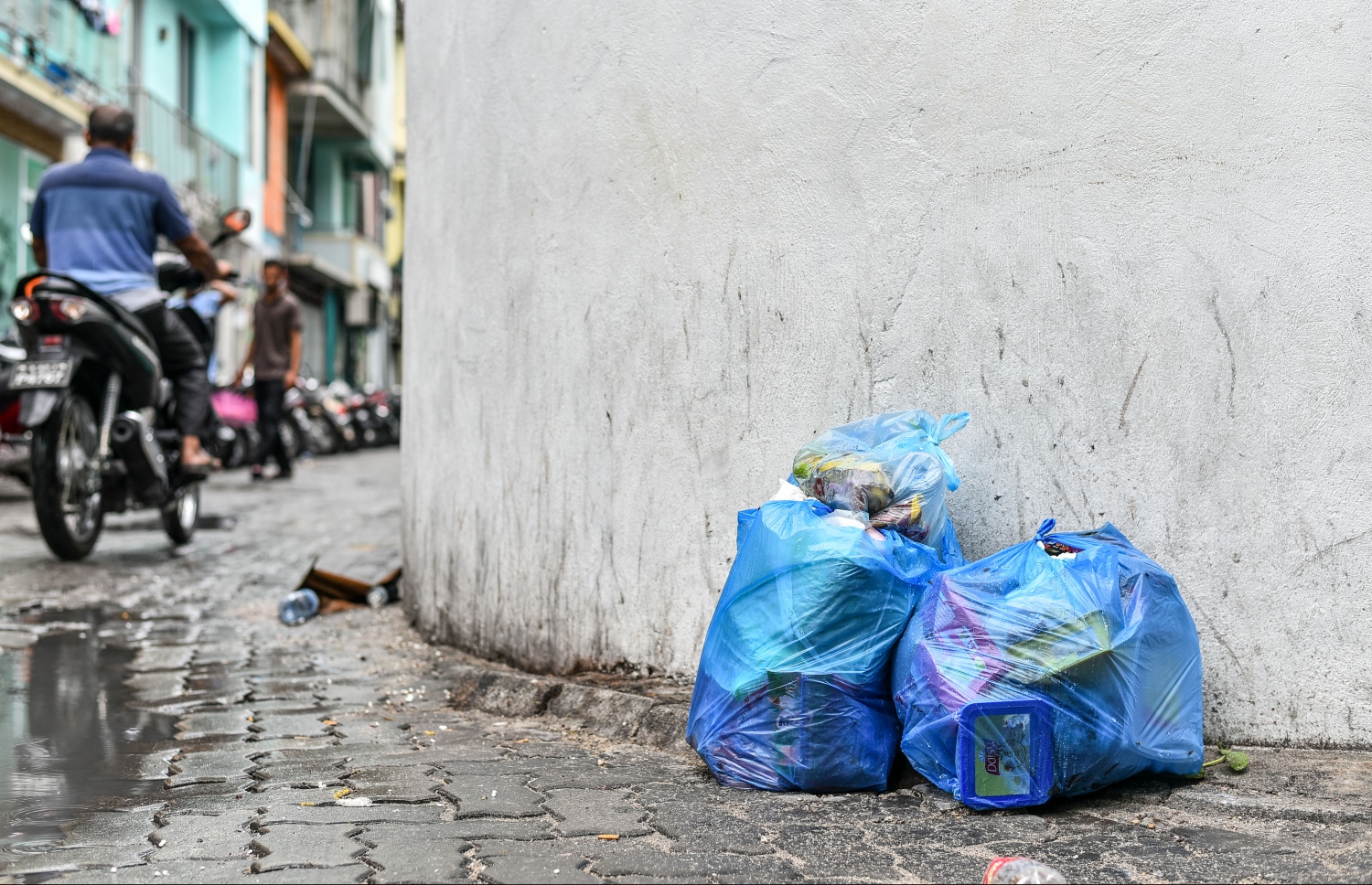 މާލެ:17 މޭއި 2018: މާލޭގެ މަގެއްގެ ކަންމައްޗަށް ރެއާއި މިއަދު ކުނި ނެރެފައި: ރޭ ވެމްކޯއިން ގިނަ ގެތަކުން ކުނި ނުނަގާތީ މަގުތައް ވަނީ ވަރަށް ބޮޑަށް ގޮނޑުވެފައި-- މިހާރު ފޮޓޯ: ނިޝާން އަލީ