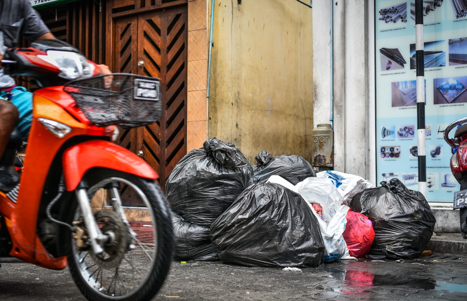 މާލެ:17 މޭއި 2018: މާލޭގެ ގެއަކުން ގިނަ އަދަދެއްގެ ކުނި ނެރެފައި: ރޭ ވެމްކޯއިން ގިނަ ގެތަކުން ކުނި ނުނަގާތީ މަގުތައް ވަނީ ވަރަށް ބޮޑަށް ގޮނޑުވެފައި-- މިހާރު ފޮޓޯ: ނިޝާން އަލީ