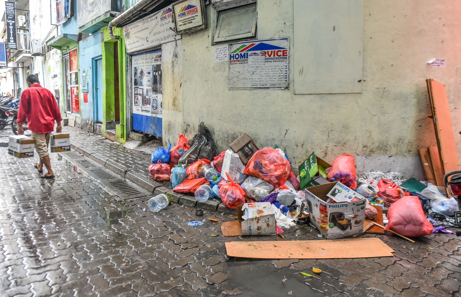 މާލެ:17 މޭއި 2018: މާލޭގެ މަގެއްގެ މައްޗަށް ރެއާއި މިއަދު ގިނަ އަދަދެއްގެ ކުނި ނެރެފައި: ރޭ ވެމްކޯއިން ގިނަ ގެތަކުން ކުނި ނުނަގާތީ މަގުތައް ވަނީ ވަރަށް ބޮޑަށް ގޮނޑުވެފައި-- މިހާރު ފޮޓޯ: ނިޝާން އަލީ