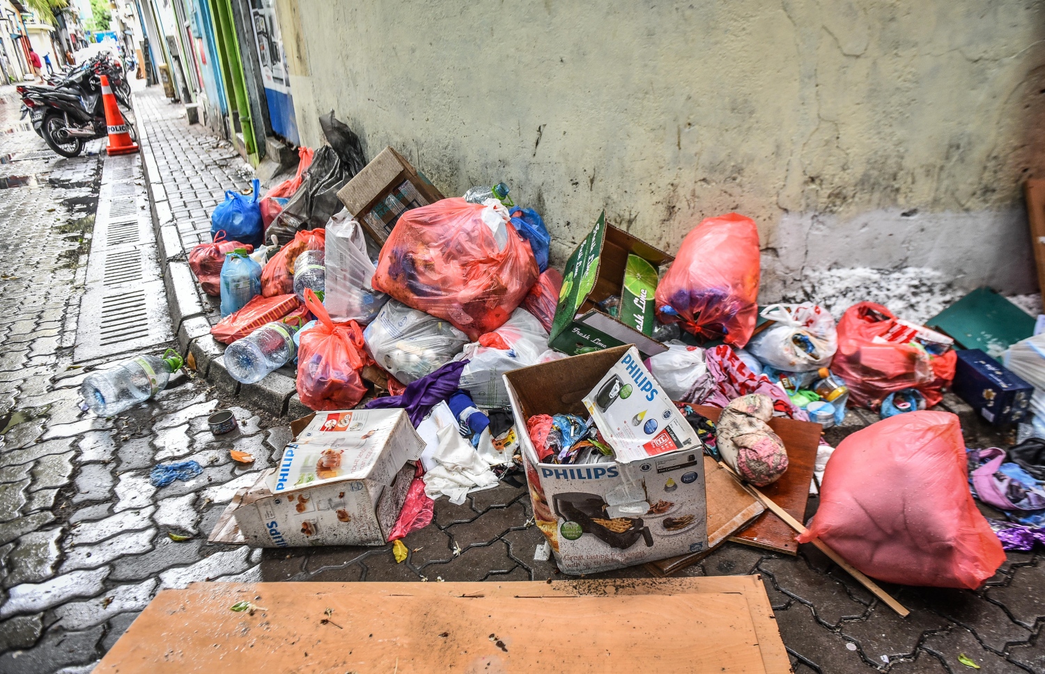 މާލެ:17 މޭއި 2018: މާލޭގެ މަގެއްގެ މައްޗަށް ރެއާއި މިއަދު ގިނަ އަދަދެއްގެ ކުނި ނެރެފައި: ރޭ ވެމްކޯއިން ގިނަ ގެތަކުން ކުނި ނުނަގާތީ މަގުތައް ވަނީ ވަރަށް ބޮޑަށް ގޮނޑުވެފައި-- މިހާރު ފޮޓޯ: ނިޝާން އަލީ