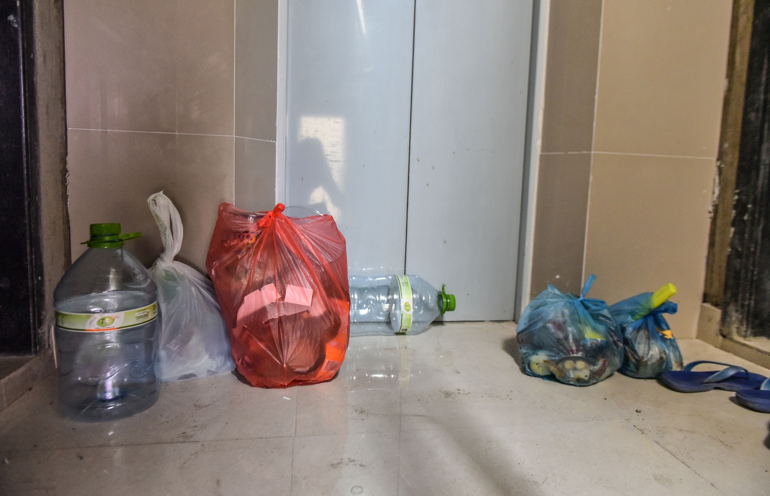 މާލެ:17 މޭއި 2018: މާލޭގެ ގެއެއްގެ ތެރޭގައި ކުނި ނެރެފައި: ރޭ ވެމްކޯއިން ގިނަ ގެތަކުން ކުނި ނުނަގާތީ މަގުތައް ވަނީ ވަރަށް ބޮޑަށް ގޮނޑުވެފައި-- މިހާރު ފޮޓޯ: ނިޝާން އަލީ