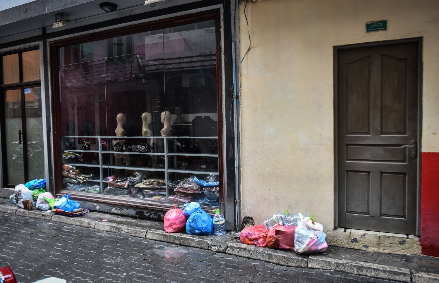 މާލެ:17 މޭއި 2018: މާލޭގެ މަގެއްގެ މައްޗަށް ރެއާއި މިއަދު ގިނަ އަދަދެއްގެ ކުނި ނެރެފައި: ރޭ ވެމްކޯއިން ގިނަ ގެތަކުން ކުނި ނުނަގާތީ މަގުތައް ވަނީ ވަރަށް ބޮޑަށް ގޮނޑުވެފައި-- މިހާރު ފޮޓޯ: ނިޝާން އަލީ