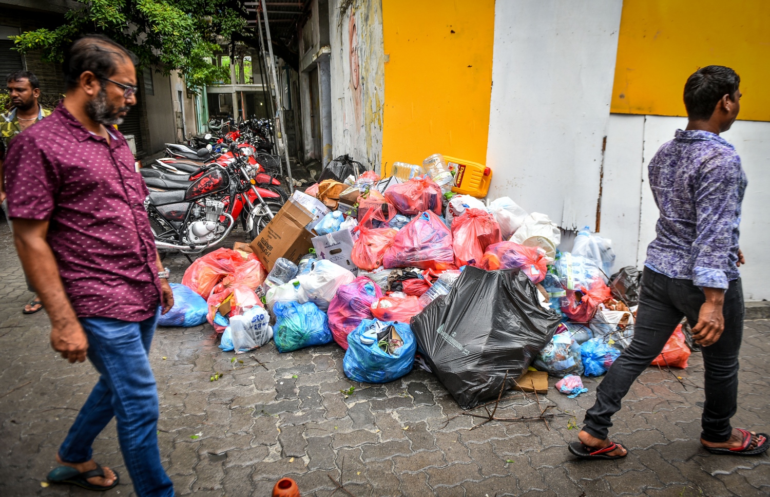 މާލޭގެ މަގެއްގެ ކަންމައްޗަށް ރެއާއި މިއަދު ގިނަ އަދަދެއްގެ ކުނި ނެރެފައި: ރޭ ވެމްކޯއިން ގިނަ ގެތަކުން ކުނި ނުނަގާތީ މަގުތައް ވަނީ ވަރަށް ބޮޑަށް ގޮނޑުވެފައި-- މިހާރު ފޮޓޯ: ނިޝާން އަލީ