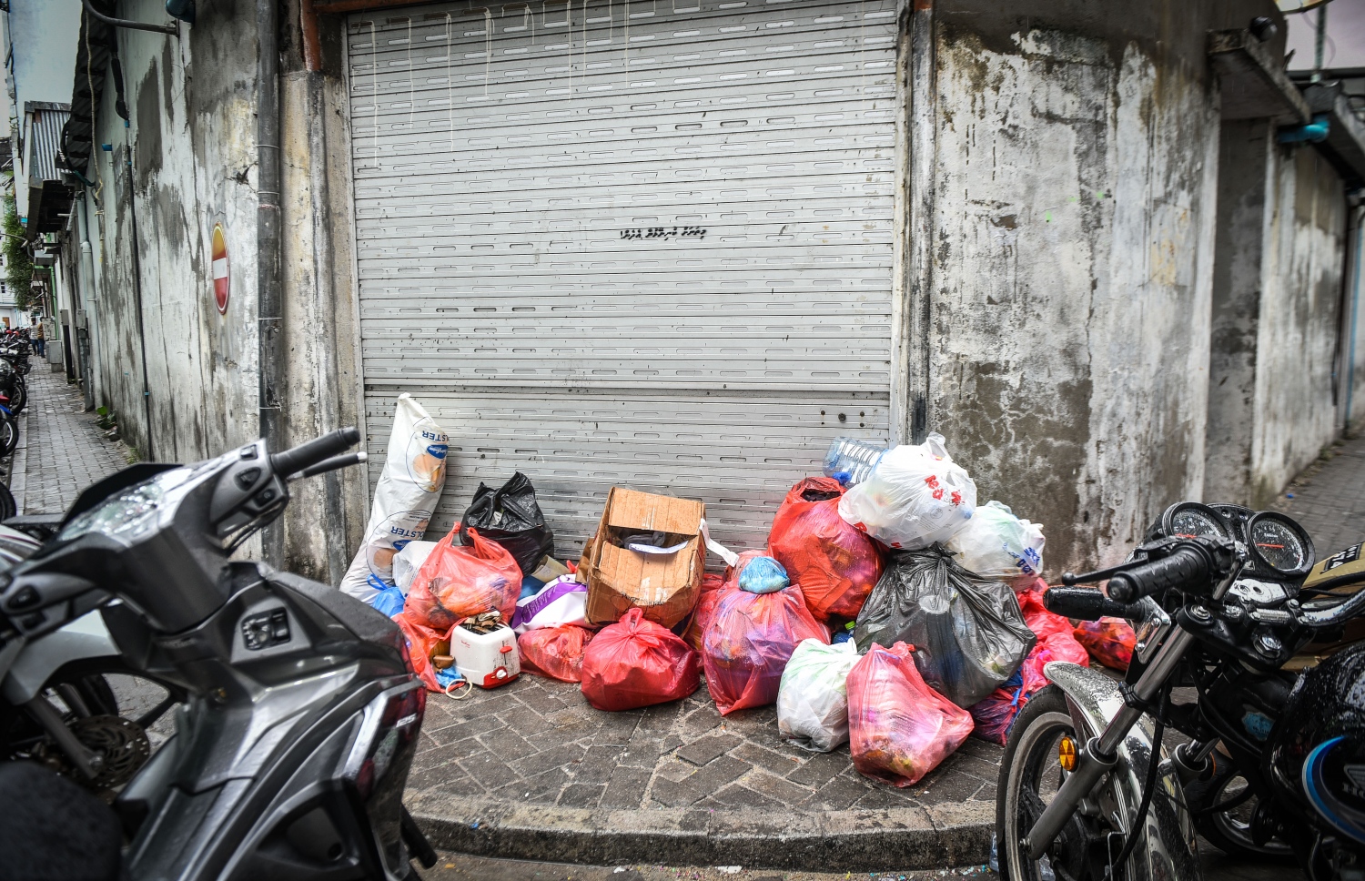 މާލެ:17 މޭއި 2018: މާލޭގެ މަގެއްގެ ކަންމައްޗަށް ރެއާއި މިއަދު ގިނަ އަދަދެއްގެ ކުނި ނެރެފައި: ރޭ ވެމްކޯއިން ގިނަ ގެތަކުން ކުނި ނުނަގާތީ މަގުތައް ވަނީ ވަރަށް ބޮޑަށް ގޮނޑުވެފައި-- މިހާރު ފޮޓޯ: ނިޝާން އަލީ