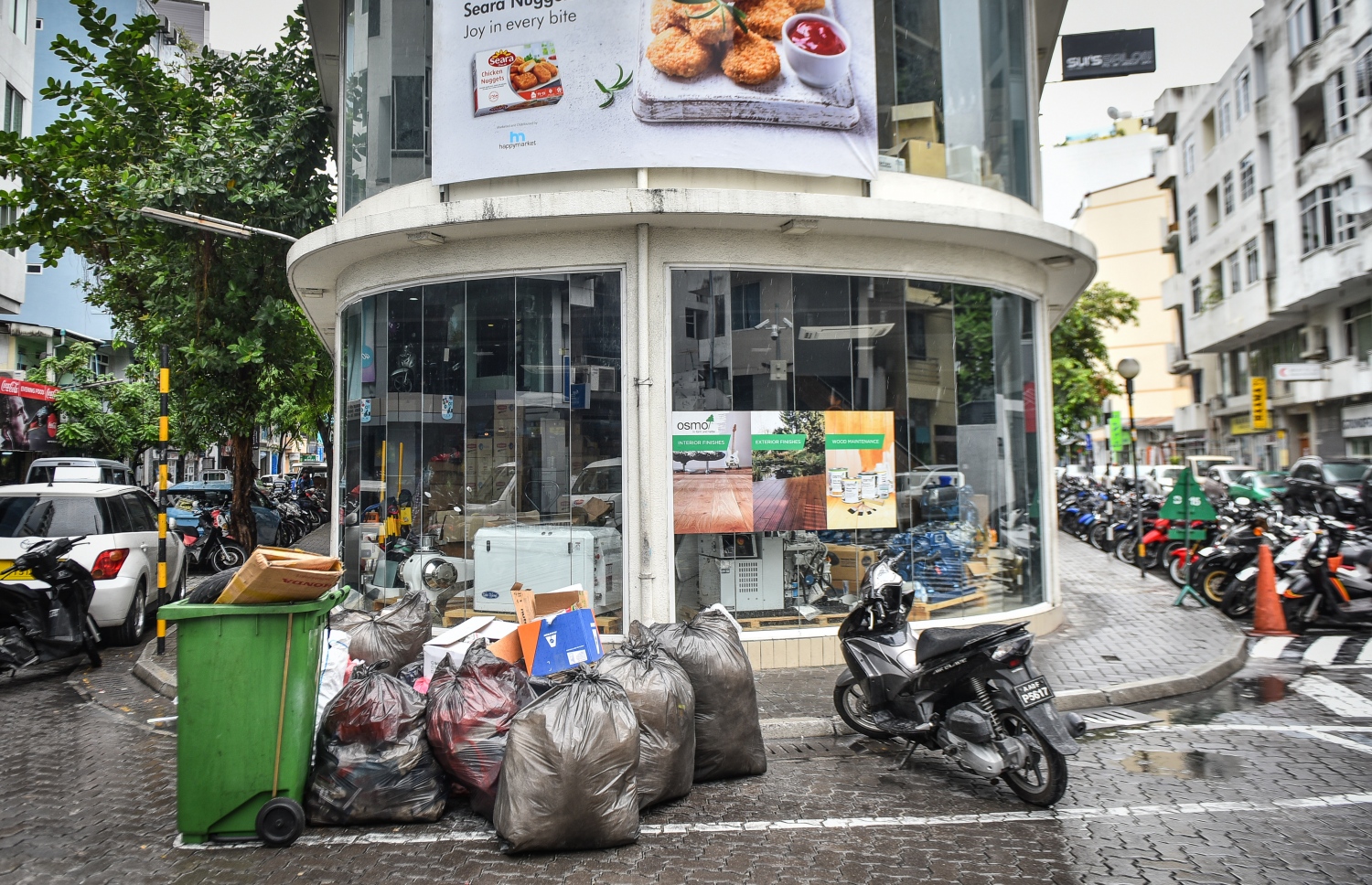 މާލެ:17 މޭއި 2018: މާލޭގެ މަގެއްގެ މައްޗަށް ރެއާއި މިއަދު ގިނަ އަދަދެއްގެ ކުނި ނެރެފައި: ރޭ ވެމްކޯއިން ގިނަ ގެތަކުން ކުނި ނުނަގާތީ މަގުތައް ވަނީ ވަރަށް ބޮޑަށް ގޮނޑުވެފައި-- މިހާރު ފޮޓޯ: ނިޝާން އަލީ
