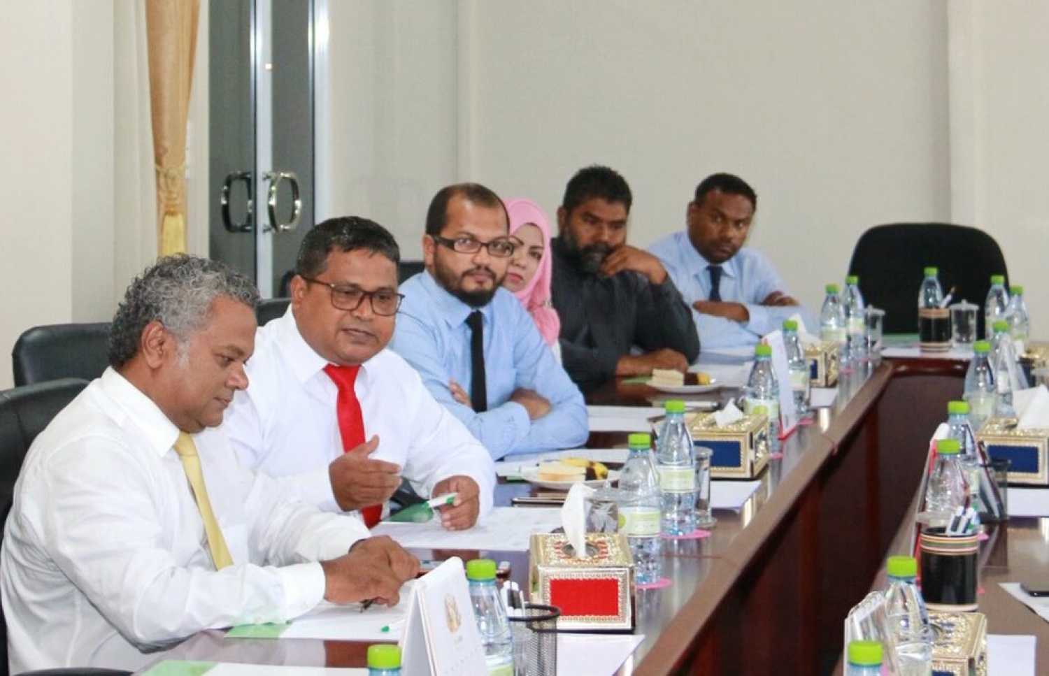 ރިޔާސީ އިންތިޚާބަށް އެކުލަވާލާފައިވާ ގައުމީ ލަފާދޭ ކޮމެޓީގެ ބައްދަލުވުމުގައި އިދިކޮޅު ޕާޓީތަކުގެ އިސް ބޭފުޅުން ބައިވެރިވެވަޑައިގަންނަވަނީ. --ފޮޓޯ/އިލެކްޝަންސް