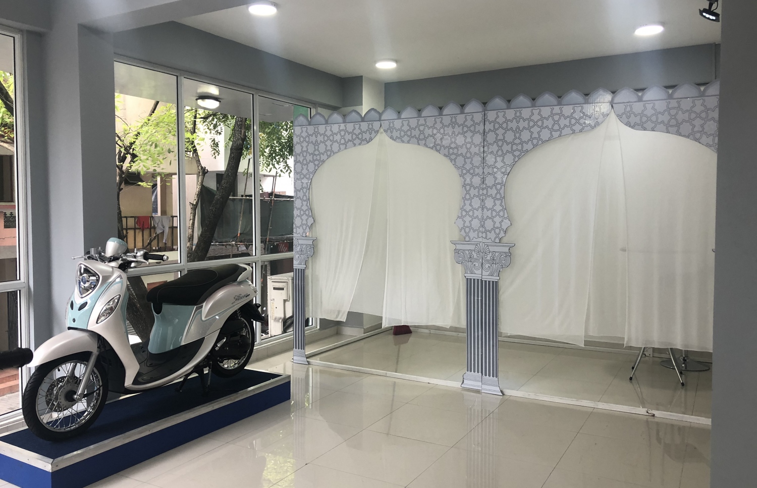 ޤުރުއާން ކިޔަވަން ތިބެވޭ ގޮތަށް، ލިޓަސް ސައިކަލު ފިހާރަ މަތީގައި ހަދާފައިވާ ތަން.-- ފޮޓޯ: މިހާރު