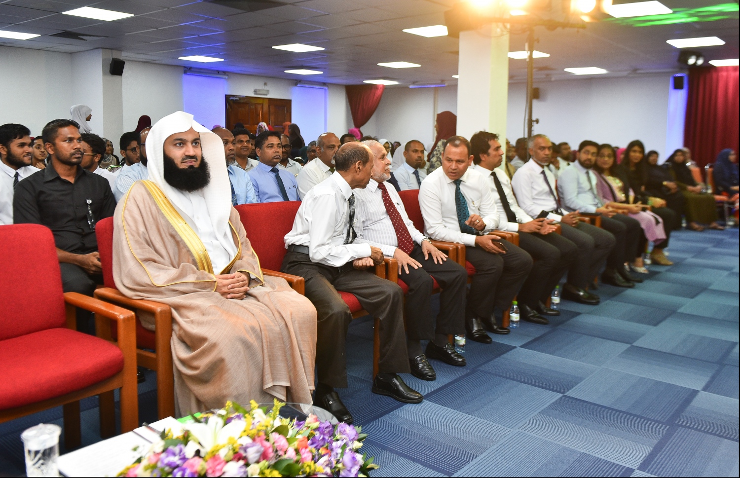 މާލެ: މޭ 17، 2018- މި ރޯދަ މަހުގެ ރޭތައް އިހްޔާ ކުރުމުގެ ޕްރޮގްރާމްގެ ފުރަތަމަ ޖަލްސާގައި ބައިވެރިވި ބައެއް މީހުން. މި ޖަލްސާގައި މަޝްހޫރު ދީނީ އިލްމުވެރިޔާ އިސްމާއިލް މެންކު ދަރުސް ދެއްވި އަދި ރާއްޖޭގައި ބޭއްވި ބައިނަލްއަގުވާމީ ފުރަތަމަ ގުރުއާން މުބާރާތް "ނޫރުލް މުބީން" ގެ ނަތީޖާ ފާޅުކޮށް ވަނަތައް ހޯދި ބައިވެރިންނަށް އިނާމުތައް ވެސް ވަނީ ދީފައި.---ފޮޓޯ: ހުސެއިން ވަހީދު/މިހާރު