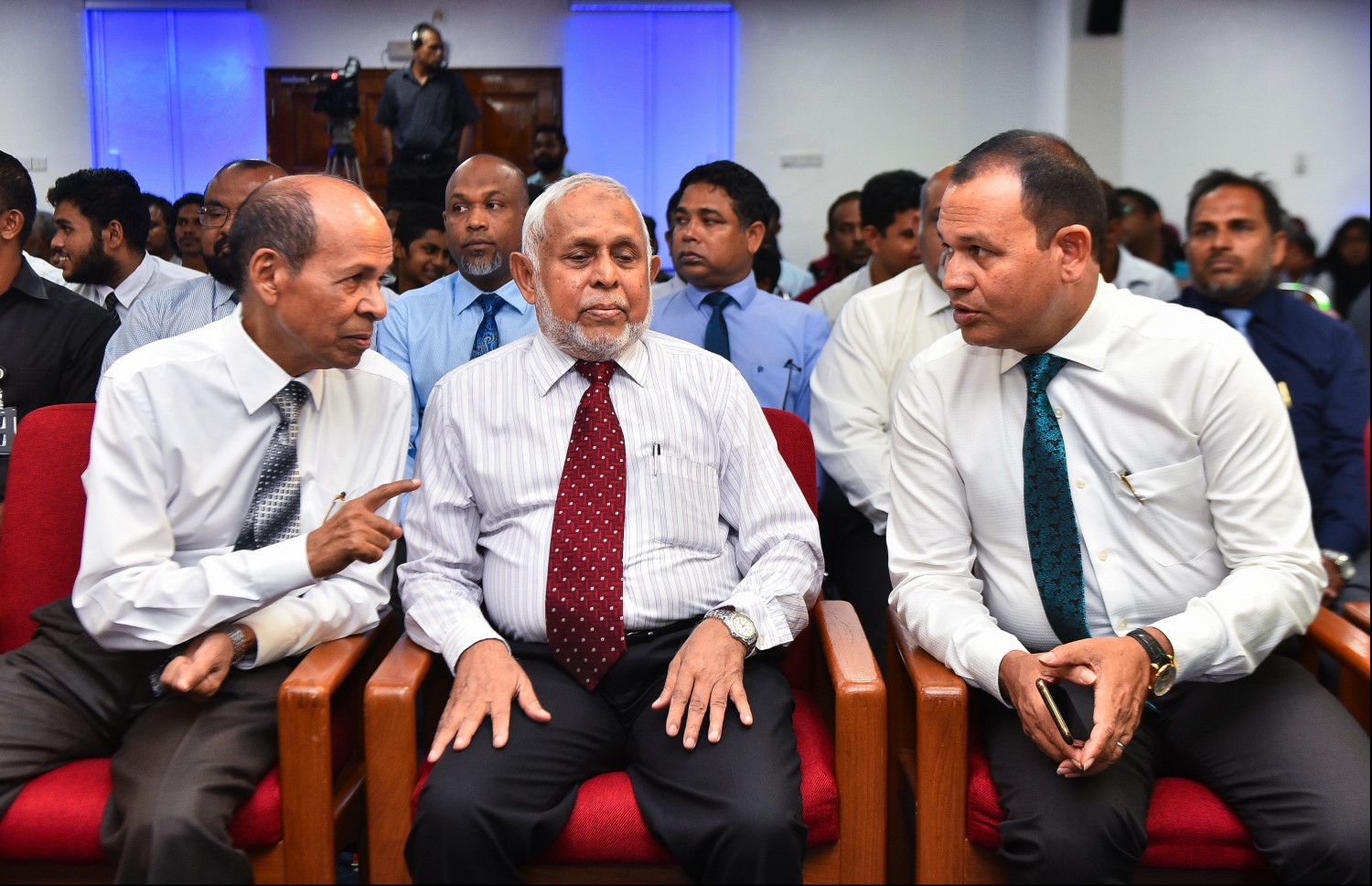 މާލެ: މޭ 17، 2018- މި ރޯދަ މަހުގެ ރޭތައް އިހްޔާ ކުރުމުގެ ޕްރޮގްރާމްގެ ފުރަތަމަ ޖަލްސާގައި ސަރުކާރުގެ ބައެއް އިސް ބޭފުޅުން މަޝްވަރާ ކުރައްވަނީ: މި ޖަލްސާގައި މަޝްހޫރު ދީނީ އިލްމުވެރިޔާ އިސްމާއިލް މެންކު ދަރުސް ދެއްވި އަދި ރާއްޖޭގައި ބޭއްވި ބައިނަލްއަގުވާމީ ފުރަތަމަ ގުރުއާން މުބާރާތް "ނޫރުލް މުބީން" ގެ ނަތީޖާ ފާޅުކޮށް ވަނަތައް ހޯދި ބައިވެރިންނަށް އިނާމުތައް ވެސް ވަނީ ދީފައި.---ފޮޓޯ: ހުސެއިން ވަހީދު/މިހާރު