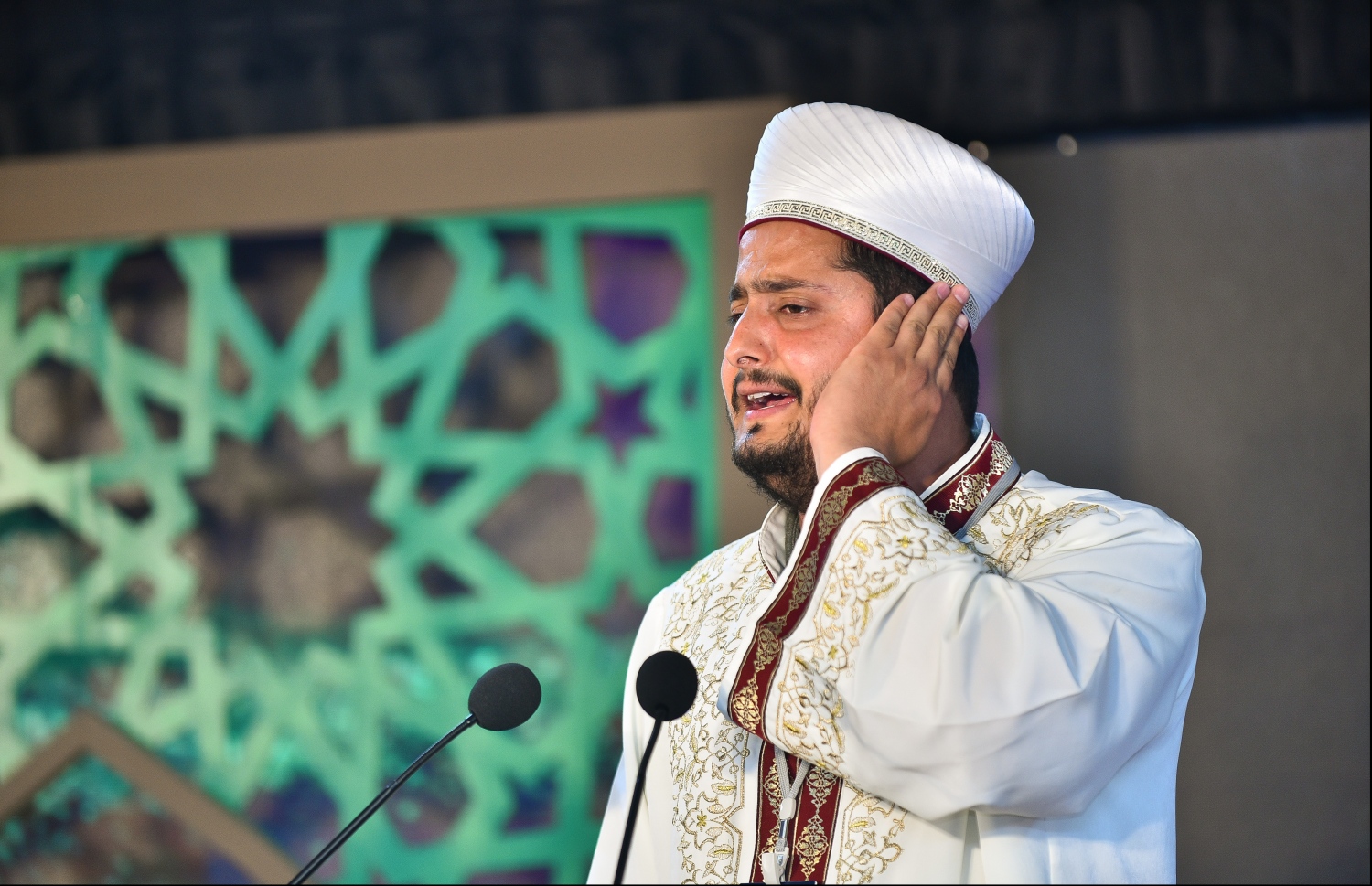 މާލެ: މޭ 17، 2018- ރާއްޖޭގައި ބޭއްވި ބައިނަލްއަގުވާމީ ފުރަތަމަ ގުރުއާން މުބާރާތް "ނޫރުލް މުބީން" އިން ދެވަނަ ހޯދި ތުރުކީގެ ހާމިތު އަވްސަރު، އިނާމު ދިނުމުގެ ޖަލްސާގައި ގުރުއާން ކިޔަވަނީ. އިނާމެއްގެ ގޮތުގައި ސަރުކާރުން އޭނާ އަށް ވަނީ 15،000 ޑޮލަރު (231،300ރ.) ދީފައި.---ފޮޓޯ: ހުސެއިން ވަހީދު/މިހާރު