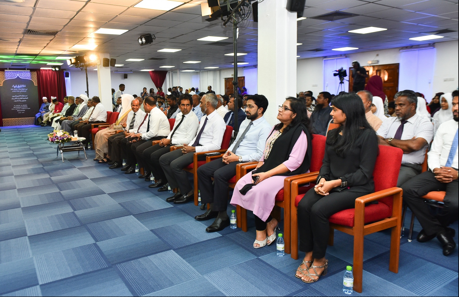 މާލެ: މޭ 17، 2018- މި ރޯދަ މަހުގެ ރޭތައް އިހްޔާ ކުރުމުގެ ޕްރޮގްރާމްގެ ފުރަތަމަ ޖަލްސާގައި ބައިވެރިވި، ދައުލަތުގެ ބައެއް އިސްވެރިން: މި ޖަލްސާގައި މަޝްހޫރު ދީނީ އިލްމުވެރިޔާ އިސްމާއިލް މެންކު ދަރުސް ދެއްވި އަދި ރާއްޖޭގައި ބޭއްވި ބައިނަލްއަގުވާމީ ފުރަތަމަ ގުރުއާން މުބާރާތް "ނޫރުލް މުބީން" ގެ ނަތީޖާ ފާޅުކޮށް ވަނަތައް ހޯދި ބައިވެރިންނަށް އިނާމުތައް ވެސް ވަނީ ދީފައި.---ފޮޓޯ: ހުސެއިން ވަހީދު/މިހާރު