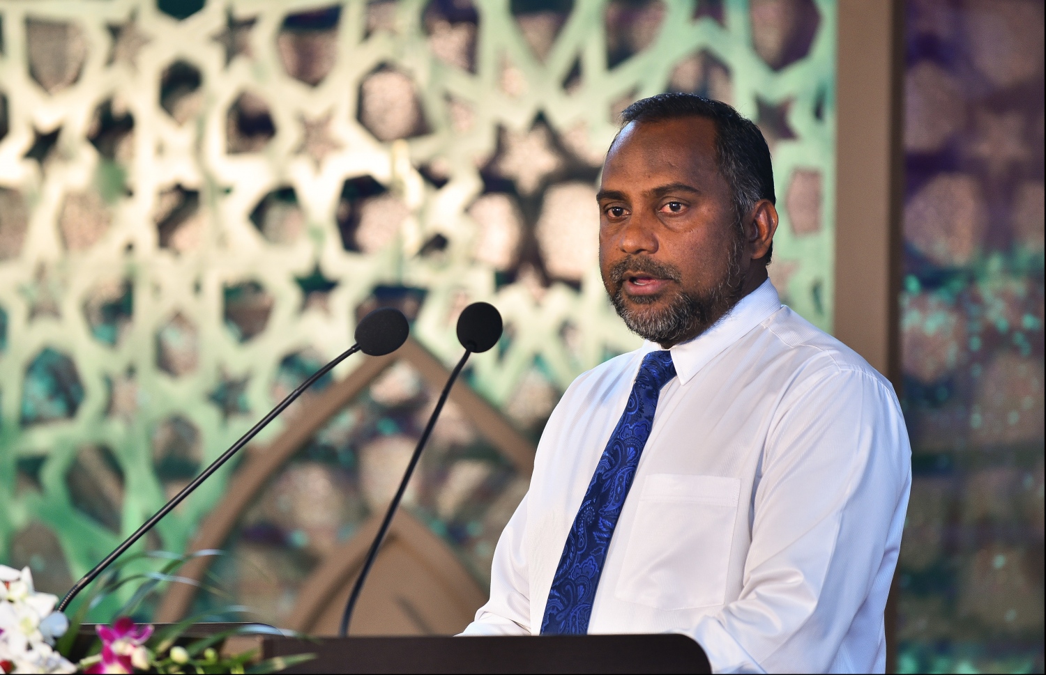 މާލެ: މޭ 17، 2018- މި ރޯދަ މަހުގެ ރޭތައް އިހްޔާ ކުރުމުގެ ޕްރޮގްރާމްގެ ފުރަތަމަ ޖަލްސާގައި އިސްލާމިކް މިނިސްޓަރު ޒިޔާދު ވާހަކަ ދައްކަވަނީ: ގުރުއާން ކިޔެވުމާއި ގުރުއާންގެ މާތްކަމާ ގުޅޭ ގޮތުން، މަޝްހޫރު ދީނީ އިލްމުވެރިޔާ އިސްމާއިލް މެންކު މި ޖަލްސާގައި ދަރުސް ދެއްވި އަދި ރާއްޖޭގައި ބޭއްވި ބައިނަލްއަގުވާމީ ފުރަތަމަ ގުރުއާން މުބާރާތް "ނޫރުލް މުބީން" ގެ ނަތީޖާ ފާޅުކޮށް ވަނަތައް ހޯދި ބައިވެރިންނަށް އިނާމުތައް ވެސް ވަނީ ދީފައި.---ފޮޓޯ: ހުސެއިން ވަހީދު/މިހާރު