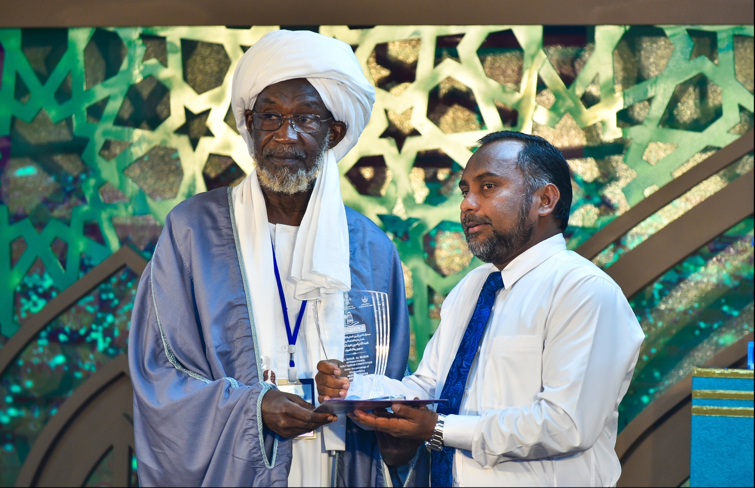 މާލެ: މޭ 17، 2018- ރާއްޖޭގައި ބޭއްވި ބައިނަލްއަގުވާމީ ފުރަތަމަ ގުރުއާން މުބާރާތް "ނޫރުލް މުބީން" ގެ ފަނޑިޔާރުކަން ކޮށްދެއްވި ބޭފުޅުންގެ ތެރެއިން ސޫދާންގެ ބޭފުޅަކަށް، އިސްލާމިކް މިނިސްޓަރު ޒިޔާދު ހަނދާނީ ފިލާ ދެއްވަނީ.---ފޮޓޯ: ހުސެއިން ވަހީދު