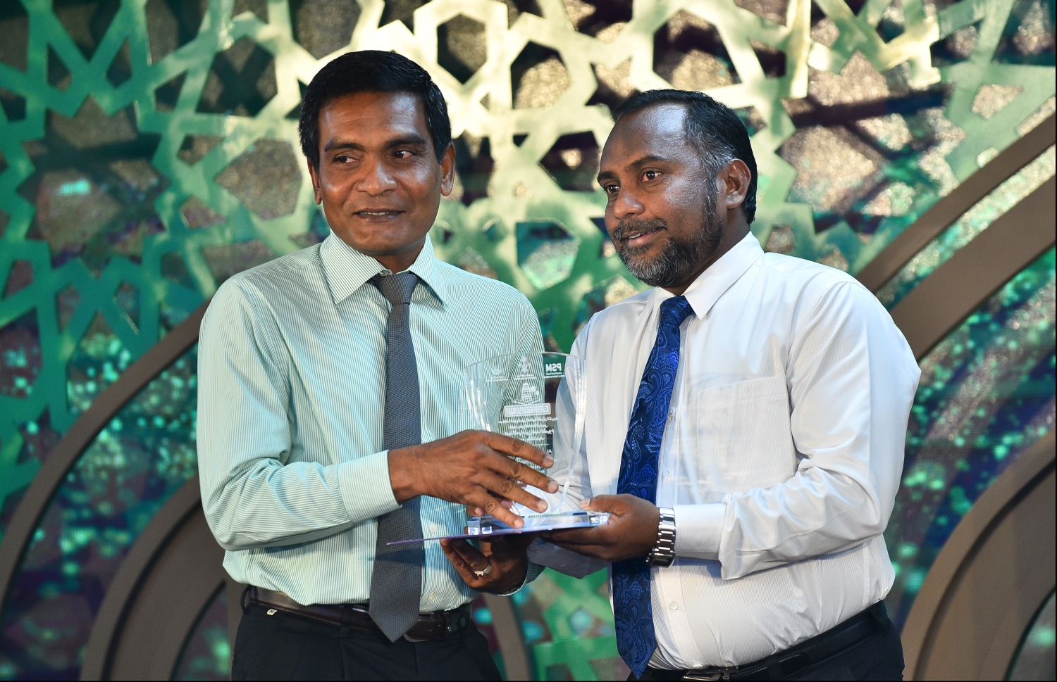 މާލެ: މޭ 17، 2018- ރާއްޖޭގައި ބޭއްވި ބައިނަލްއަގުވާމީ ފުރަތަމަ ގުރުއާން މުބާރާތް "ނޫރުލް މުބީން" ގެ ފަނޑިޔާރުކަން ކޮށްދެއްވި ބޭފުޅުންގެ ތެރެއިން ރާއްޖޭގެ ގާރީ ތައުފީގަށް، އިސްލާމިކް މިނިސްޓަރު ޒިޔާދު ހަނދާނީ ފިލާ ދެއްވަނީ.---ފޮޓޯ: ހުސެއިން ވަހީދު/މިހާރު