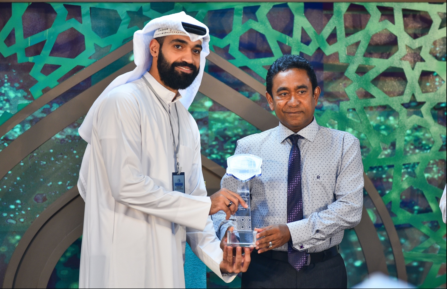 މާލެ: މޭ 17، 2018- ރާއްޖޭގައި ބޭއްވި ބައިނަލްއަގުވާމީ ފުރަތަމަ ގުރުއާން މުބާރާތް "ނޫރުލް މުބީން" އިން އެއްވަނަ ހޯދި ކުވެއިތުގެ އަބްދުﷲ ހައްޔާތަށް އިނާމާއި ހަނދާނީ ފިލާ ރައީސް ޔާމީން ދެއްވަނީ. އިނާމެއްގެ ގޮތުގައި އޭނާ އަށް ވަނީ 30،000 ޑޮލަރު (462،000ރ.) ދީފައި.---ފޮޓޯ: ހުސެއިން ވަހީދު/މިހާރު