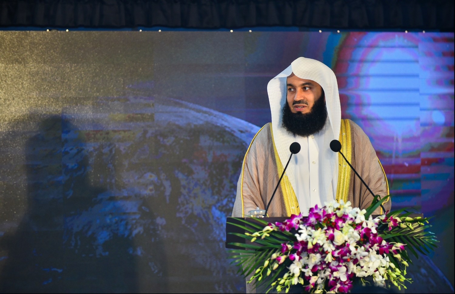 މާލެ: މޭ 17، 2018- މި ރޯދަ މަހުގެ ރޭތައް އިހްޔާ ކުރުމުގެ ޕްރޮގްރާމްގެ ފުރަތަމަ ޖަލްސާގައި މަޝްހޫރު ދީނީ އިލްމުވެރިޔާ އިސްމާއިލް މެންކު ވާހަކަ ދައްކަވަނީ: އޭނާގެ ވާހަކަ ބިނާކުރެއްވީ ގުރުއާން ކިޔެވުނުގެ މާތް ކަމާ ބެހޭ ގޮތުން. މި ޖަލްސާގައި ވަނީ ރާއްޖޭގައި ބޭއްވި ބައިނަލްއަގުވާމީ ފުރަތަމަ ގުރުއާން މުބާރާތް "ނޫރުލް މުބީން" ގެ ނަތީޖާ ފާޅުކޮށް ވަނަތައް ހޯދި ބައިވެރިންނަށް އިނާމުތައް ވެސް ދީފައި.---ފޮޓޯ: ހުސެއިން ވަހީދު/މިހާރު