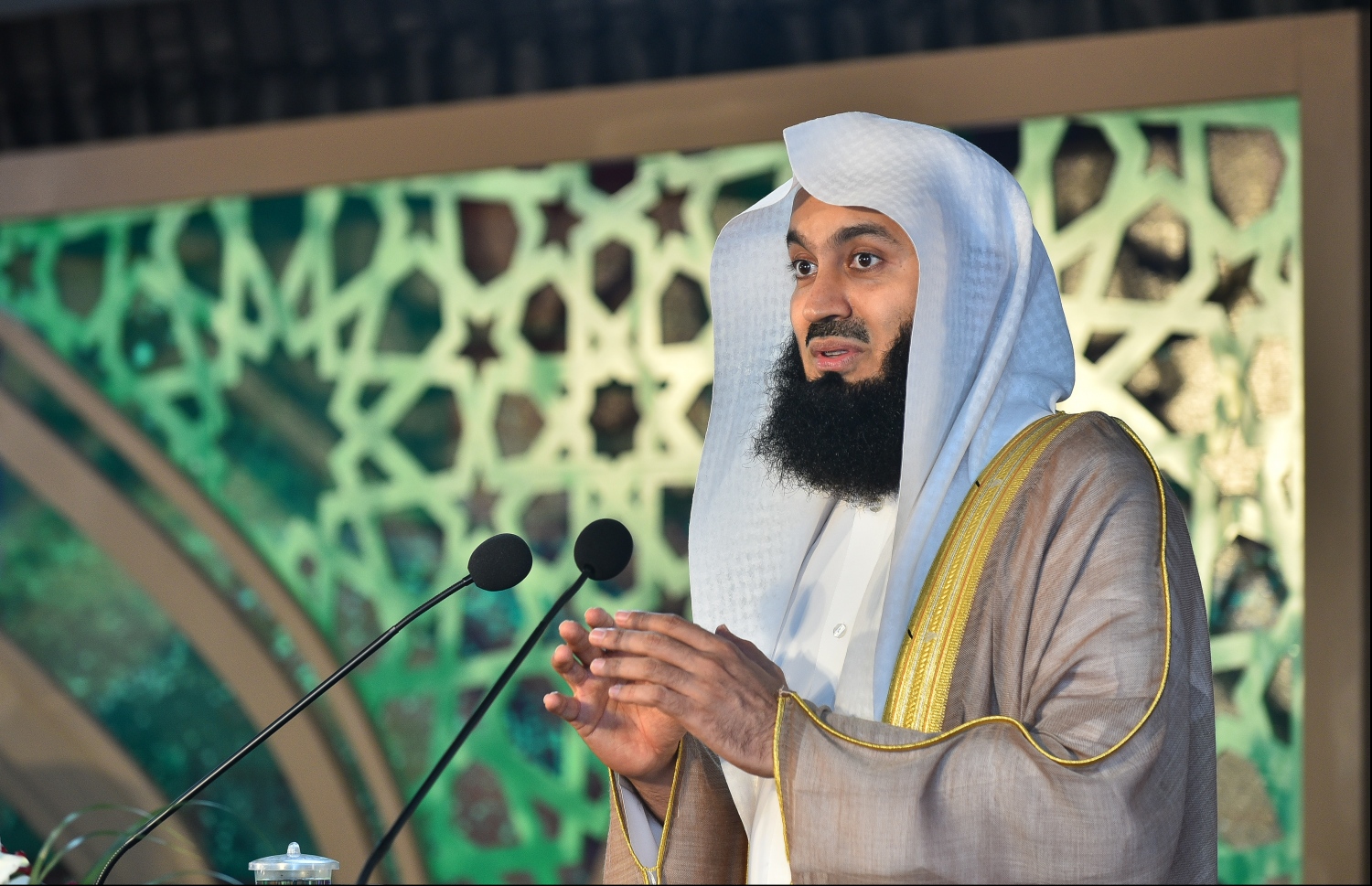 މާލެ: މޭ 17، 2018- މި ރޯދަ މަހުގެ ރޭތައް އިހްޔާ ކުރުމުގެ ޕްރޮގްރާމްގެ ފުރަތަމަ ޖަލްސާގައި މަޝްހޫރު ދީނީ އިލްމުވެރިޔާ އިސްމާއިލް މެންކު ވާހަކަ ދައްކަވަނީ: އޭނާގެ ވާހަކަ ބިނާކުރެއްވީ ގުރުއާން ކިޔެވުނުގެ މާތް ކަމާ ބެހޭ ގޮތުން. މި ޖަލްސާގައި ވަނީ ރާއްޖޭގައި ބޭއްވި ބައިނަލްއަގުވާމީ ފުރަތަމަ ގުރުއާން މުބާރާތް "ނޫރުލް މުބީން" ގެ ނަތީޖާ ފާޅުކޮށް ވަނަތައް ހޯދި ބައިވެރިންނަށް އިނާމުތައް ވެސް ދީފައި.---ފޮޓޯ: ހުސެއިން ވަހީދު/މިހާރު