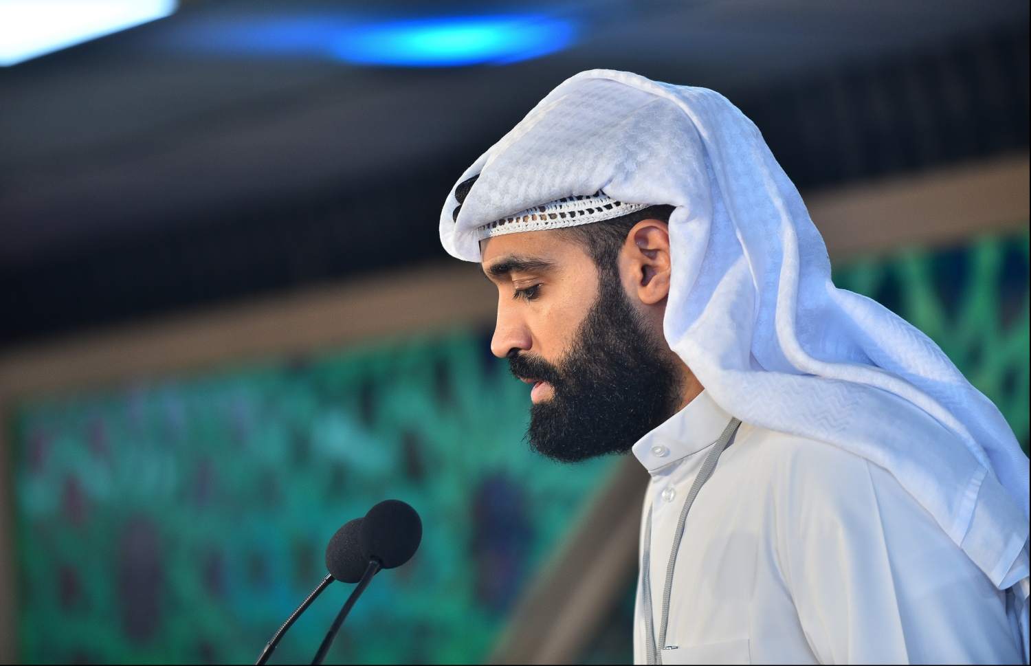 މާލެ: މޭ 17، 2018- ރާއްޖޭގައި ބޭއްވި ބައިނަލްއަގުވާމީ ފުރަތަމަ ގުރުއާން މުބާރާތް "ނޫރުލް މުބީން" އިން އެއްވަނަ ހޯދި ކުވެއިތުގެ އަބްދުﷲ ހައްޔާތު، އިނާމު ދިނުމުގެ ޖަލްސާގައި ގުރުއާން ކިޔަވަނީ: އިނާމެއްގެ ގޮތުގައި އޭނާ އަށް ވަނީ 30،000 ޑޮލަރު (462،000ރ.) ދީފައި.---ފޮޓޯ: ހުސެއިން ވަހީދު/މިހާރު