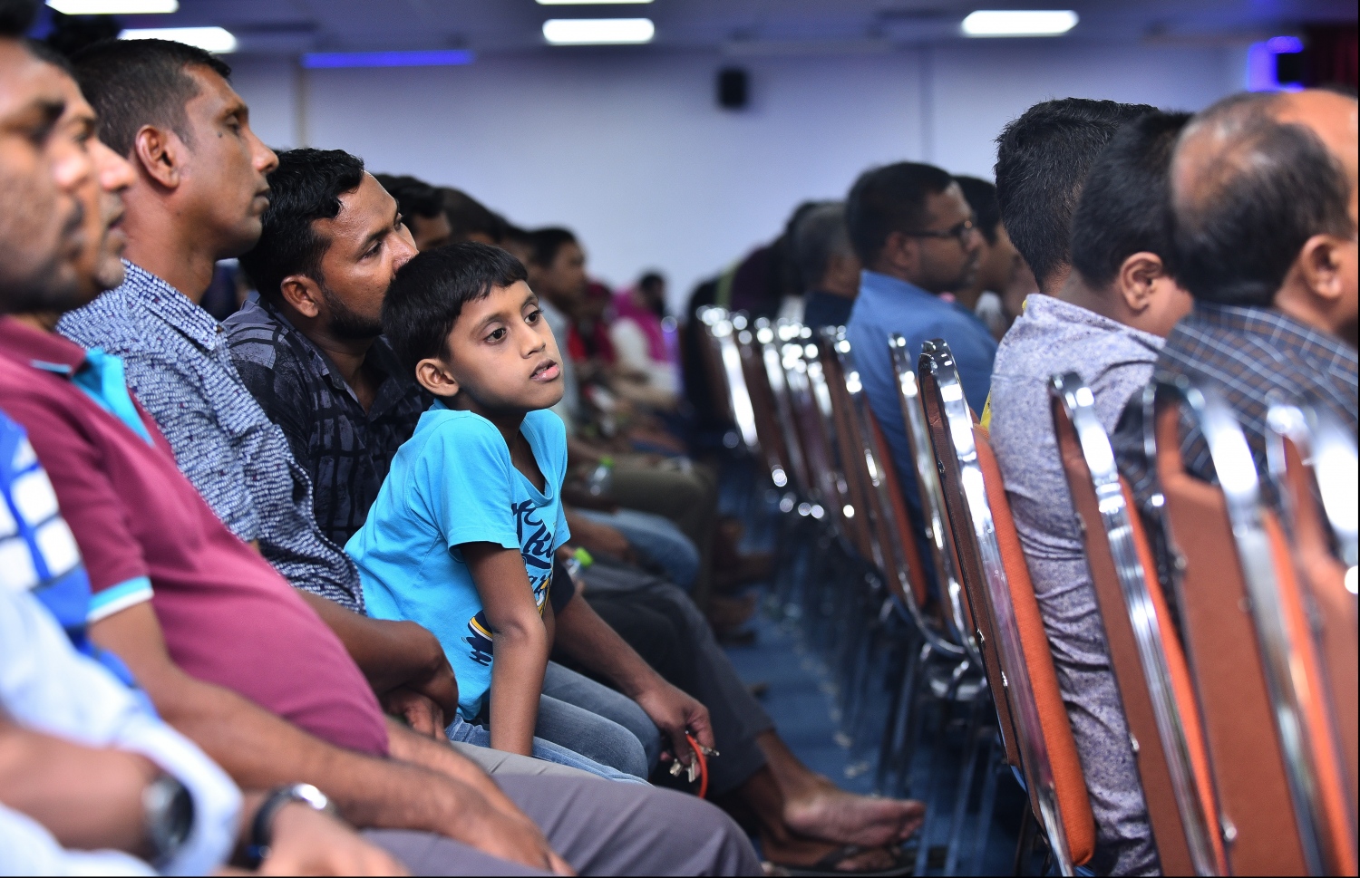 މާލެ: މޭ 17، 2018- މި ރޯދަ މަހުގެ ރޭތައް އިހްޔާ ކުރުމުގެ ޕްރޮގްރާމްގެ ފުރަތަމަ ޖަލްސާގައި ބައިވެރިވި ބައެއް މީހުން. މި ޖަލްސާގައި މަޝްހޫރު ދީނީ އިލްމުވެރިޔާ އިސްމާއިލް މެންކު ދަރުސް ދެއްވި އަދި ރާއްޖޭގައި ބޭއްވި ބައިނަލްއަގުވާމީ ފުރަތަމަ ގުރުއާން މުބާރާތް "ނޫރުލް މުބީން" ގެ ނަތީޖާ ފާޅުކޮށް ވަނަތައް ހޯދި ބައިވެރިންނަށް އިނާމުތައް ވެސް ވަނީ ދީފައި.---ފޮޓޯ: ހުސެއިން ވަހީދު/މިހާރު