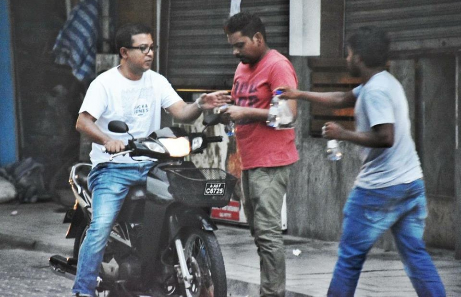 މަގުމަތިން ދިޔަ ޒުވާނަކަށް، ބަންގި ގޮވުމުން ރޯދަ ވީއްލުމަށް ކަދުރާއި ފެން ދެނީ