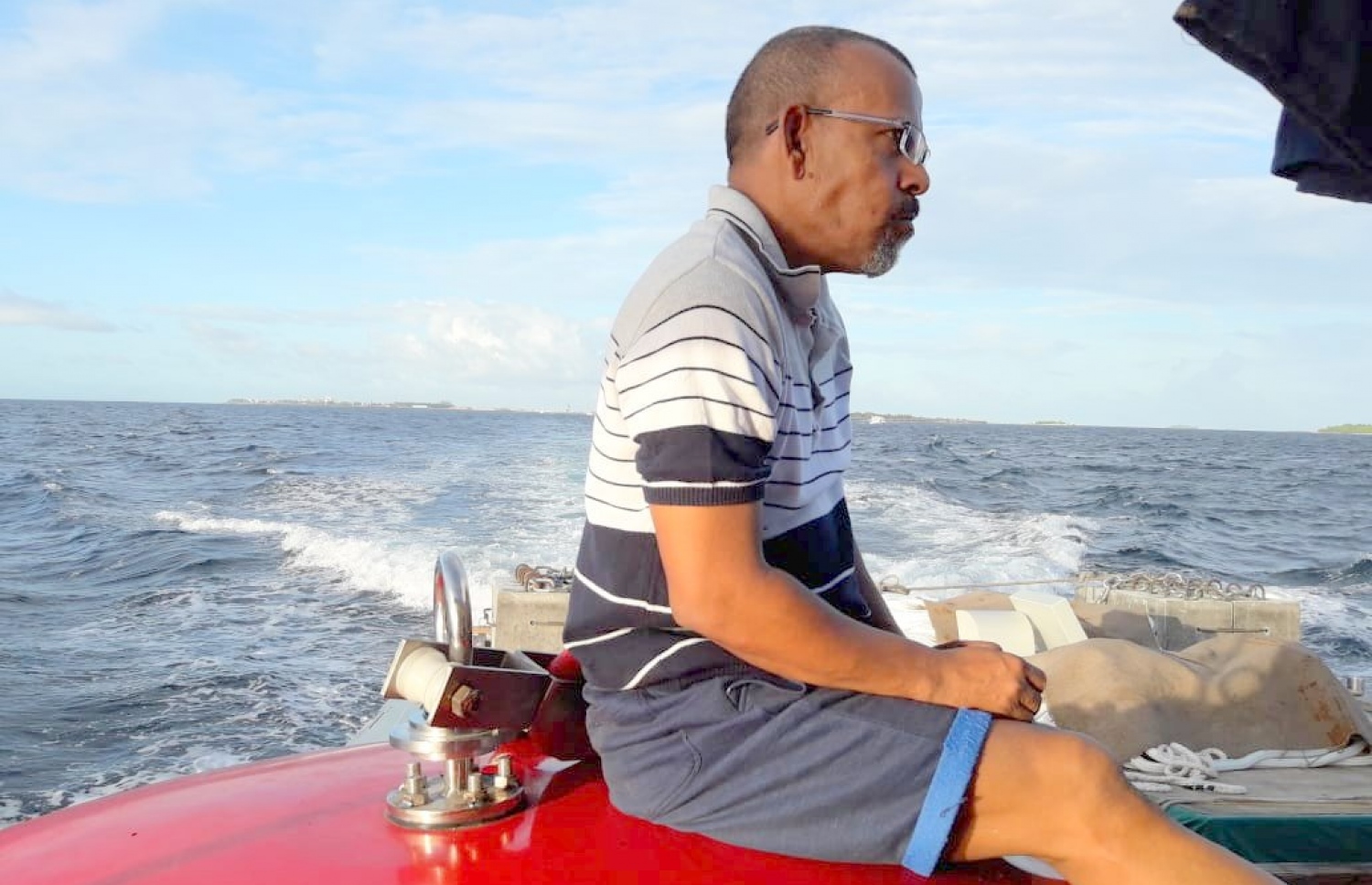 ޖައުފަރު އޮއެވާލި ކަނދުފައްޗެއްގެ މަތީގައި އިށީނދެލައިގެން