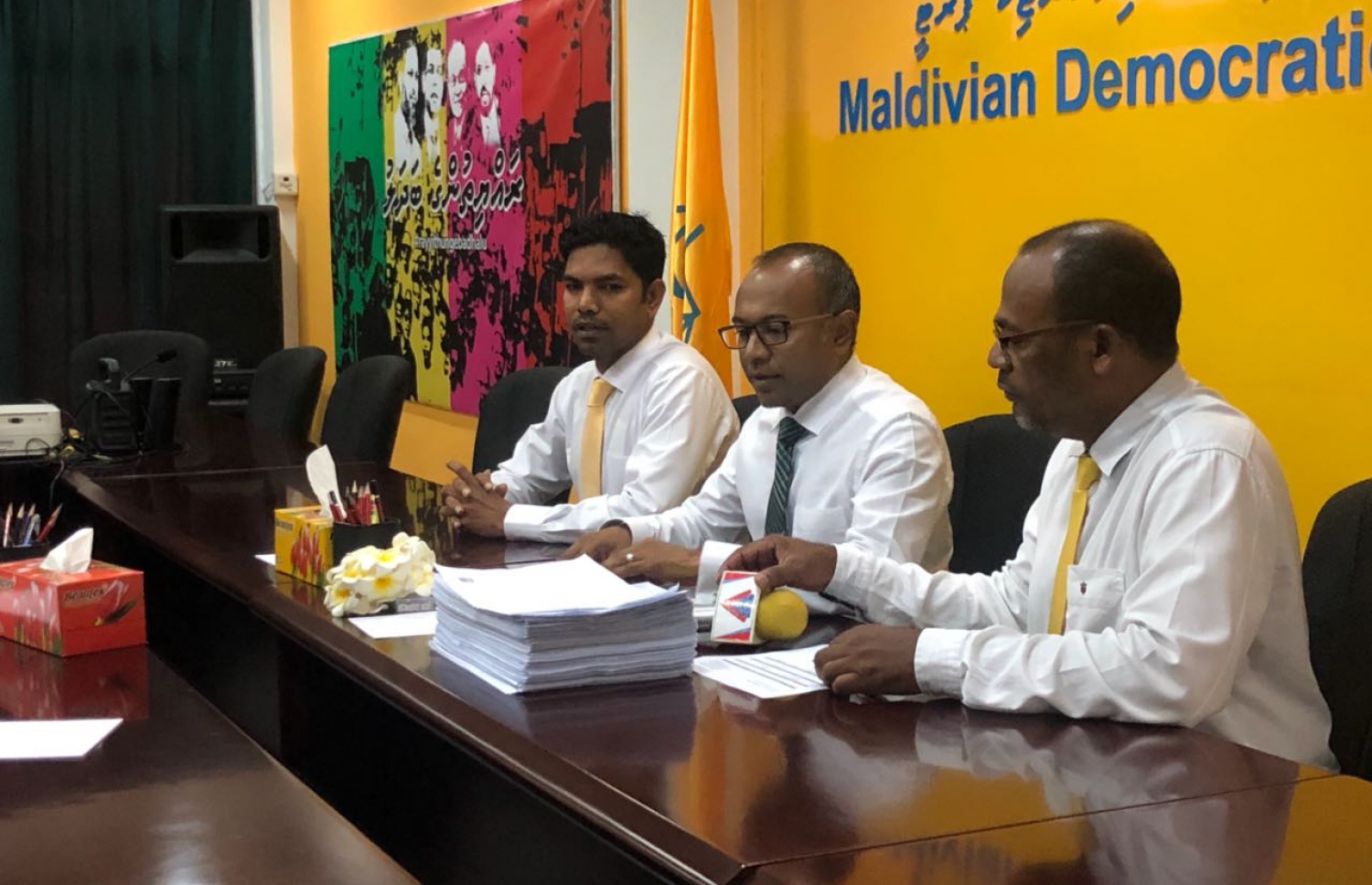 ކުރީގެ ރައީސް މުހައްމަދު ނަޝީދު އެމްޑީޕީގެ ޕްރައިމަރީގައި ވާދަކުރެއްވުމަށް ހުށަހެޅުއްވި ފޯމުތައް ޕާޓީގެ އިސް ބޭފުޅުންނާ ހަވާލުކޮށްފައި.