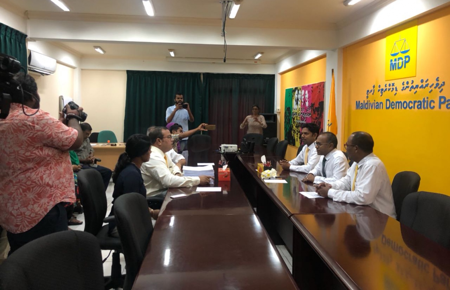 ކުރީގެ ރައީސް މުހައްމަދު ނަޝީދު ކެމްޕެއިން މެނޭޖަރު މުހައްމަދު އަސްލަމް (ވ) ނަޝީދުގެ ފޯމު ހުށަހަޅުއްވަނީ.