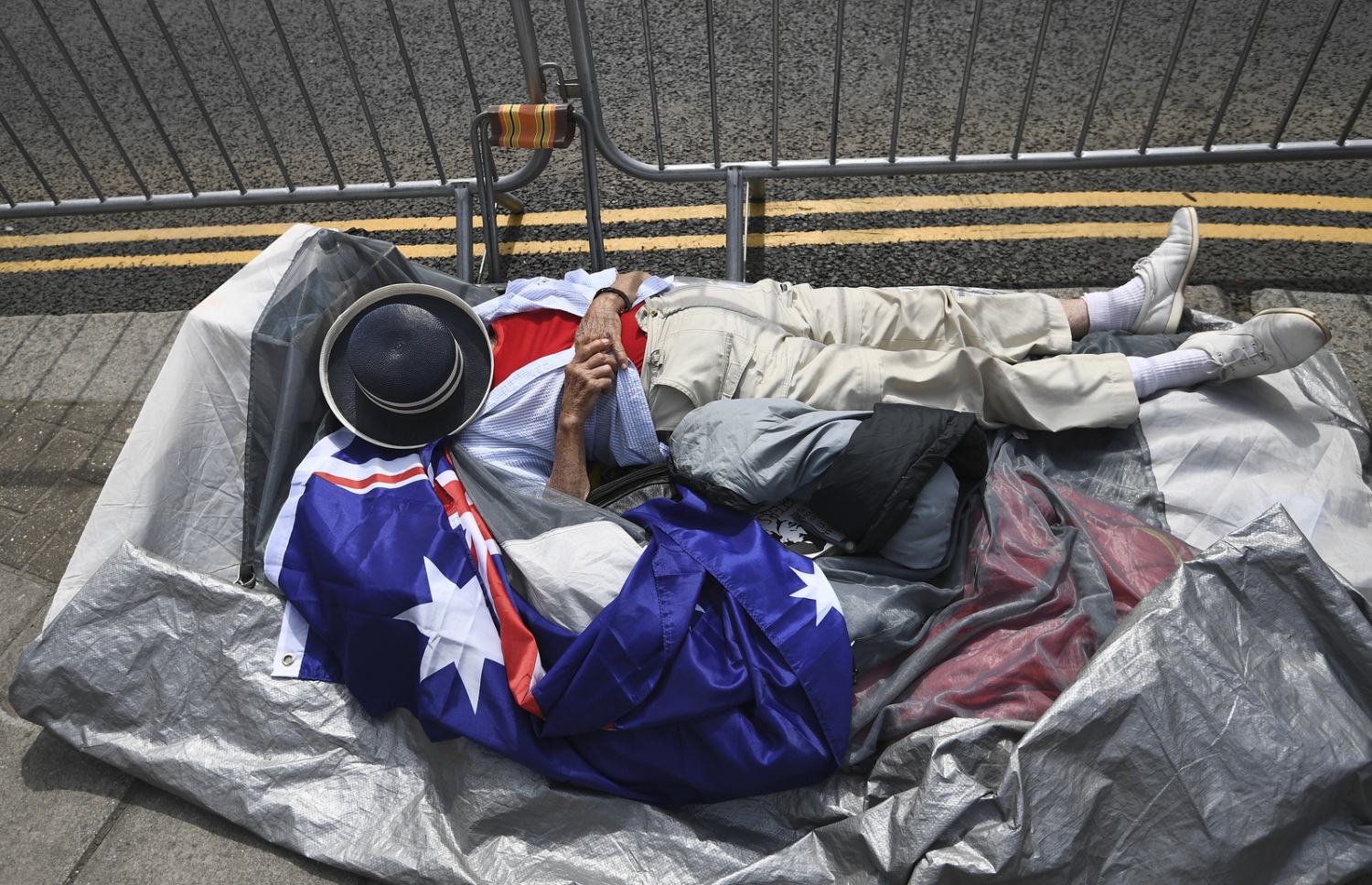 ވިންޑްސާ ގަނޑުވަރުގެ ބޭރުގައި ޝާހީ އާއިލާގެ ސަޕޯޓަރުން ނިދާފައި. --ފޮޓޯ:އޭއެފްޕީ