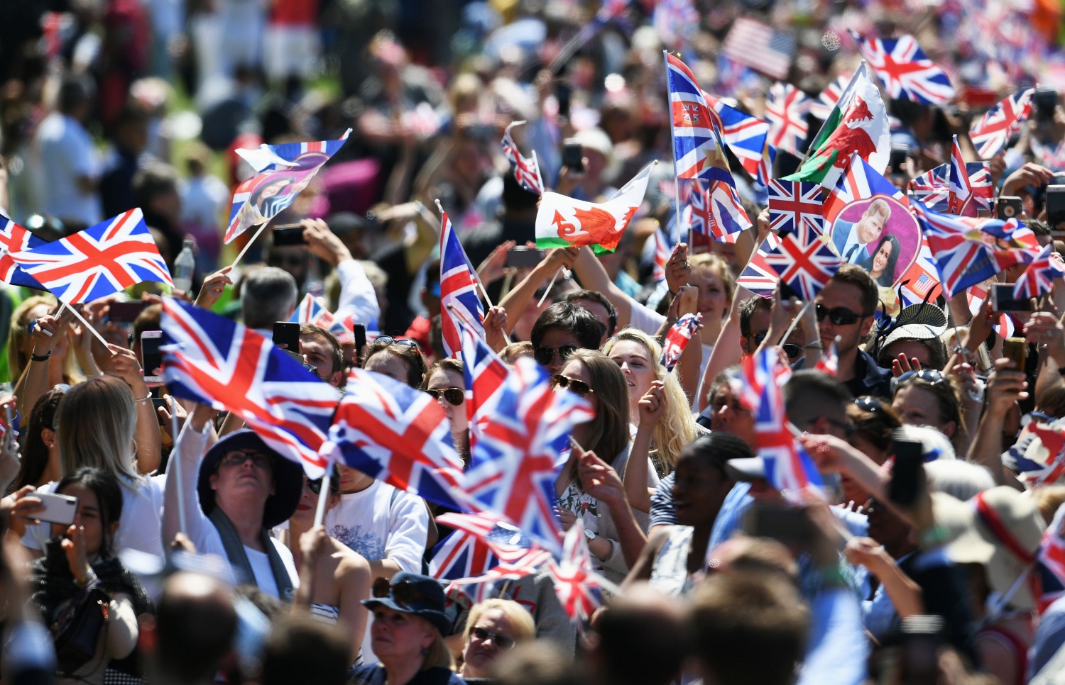 ޝާހީ ކައިވެނީގެ ރަސްމިއްޔާތު ދެކިލުމަށް މަގުތަކަށް އެއްވި މީހުން ދިދަތައް ވިހުރުވަނީ. --ފޮޓޯ:އޭއެފްޕީ