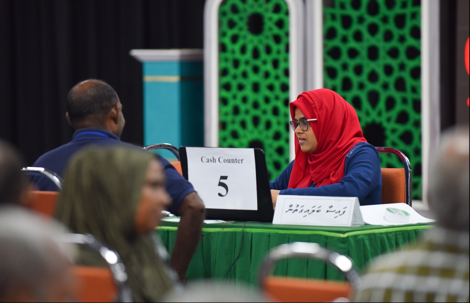 އިސްލާމިކް މިނިސްޓްރީގައި މީހަކު މިއަދު ފިތުރު ޒަކާތް ދައްކަނީ.--ފޮޓޯ: ހުސެއިން ވަހީދު/ މިހާރު