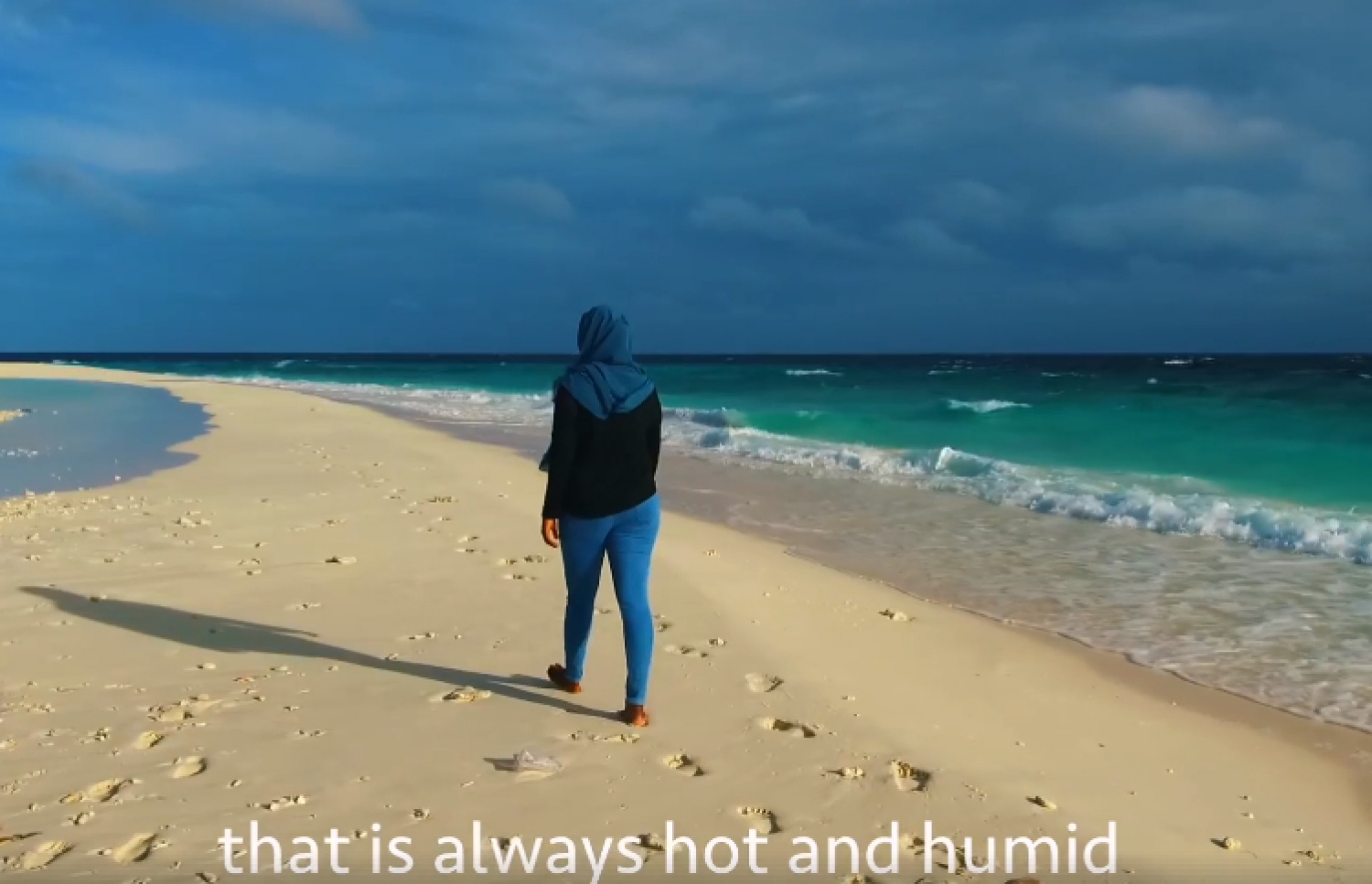 ނަސްގެ ވީޑިއޯ އަށް އިންޓަވިއު ދިން ދިވެހި ޒުވާނާ ރާއްޖޭގެ ގޮނޑުދޮށެއްގައި ހިނގާލާފައި ދަނީ.