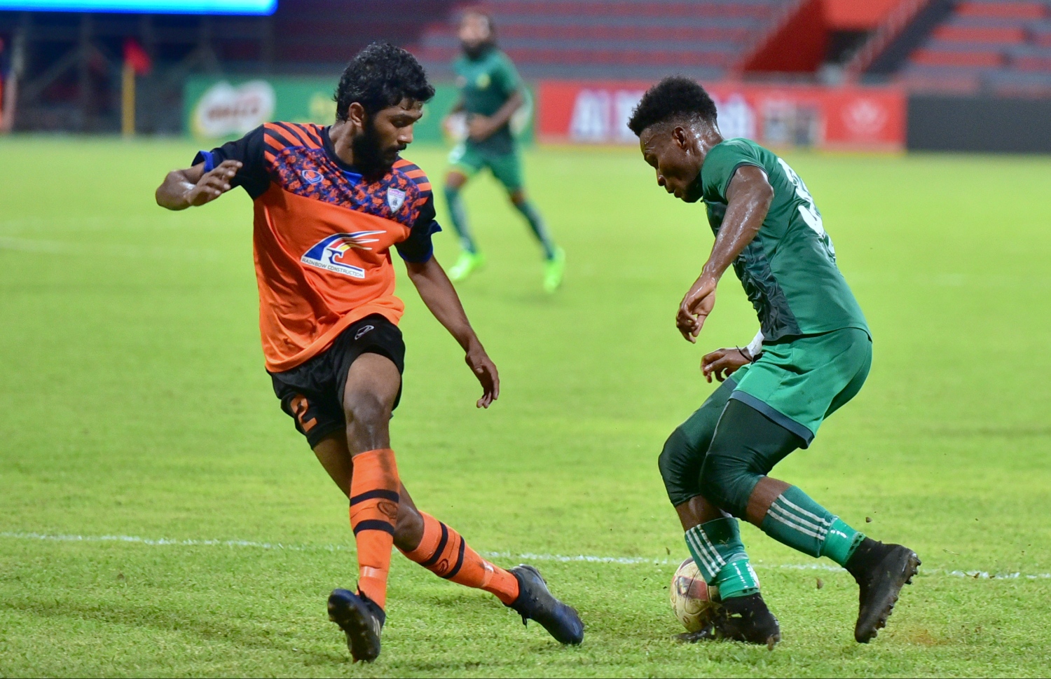 އީގަލްސްގެ ކުޅުންތެރިއެއް ކައިރިން ދެމި ގަންނަން މާޒިޔާގެ ކޮނޭލިއަސް ސްޓެވާޓް މަސައްކަތްކުރަނީ. --ފޮޓޯ: ނިޝާން އަލީ/ މިހާރު