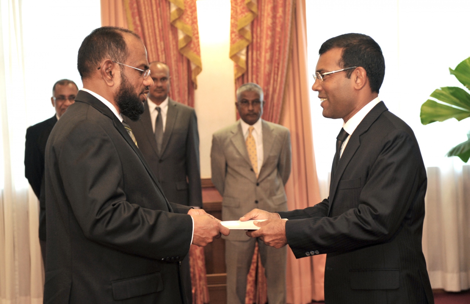 މަޖީދަށް ރައީސް މުހައްމަދު ނަޝީދު މިނިސްޓަރުކަމުގެ ފަތްކޮޅު އަރުއްވަނީ-- ފޮޓޯ: ރައީސް އޮފީސް