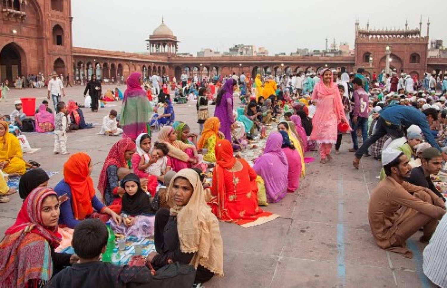 އިންޑިއާ: މޭ 18، 2018: ނިއު ދިއްލީގައި ހުންނަ ޖަމާ މަސްޖިދުގައި ރޯދަވީއްލުމަށް އިންޑިއާގެ މުސްލިމުންތަކެއް ޖަމާވެފައި.-- ފޮޓޯ: އޭއެފްޕީ