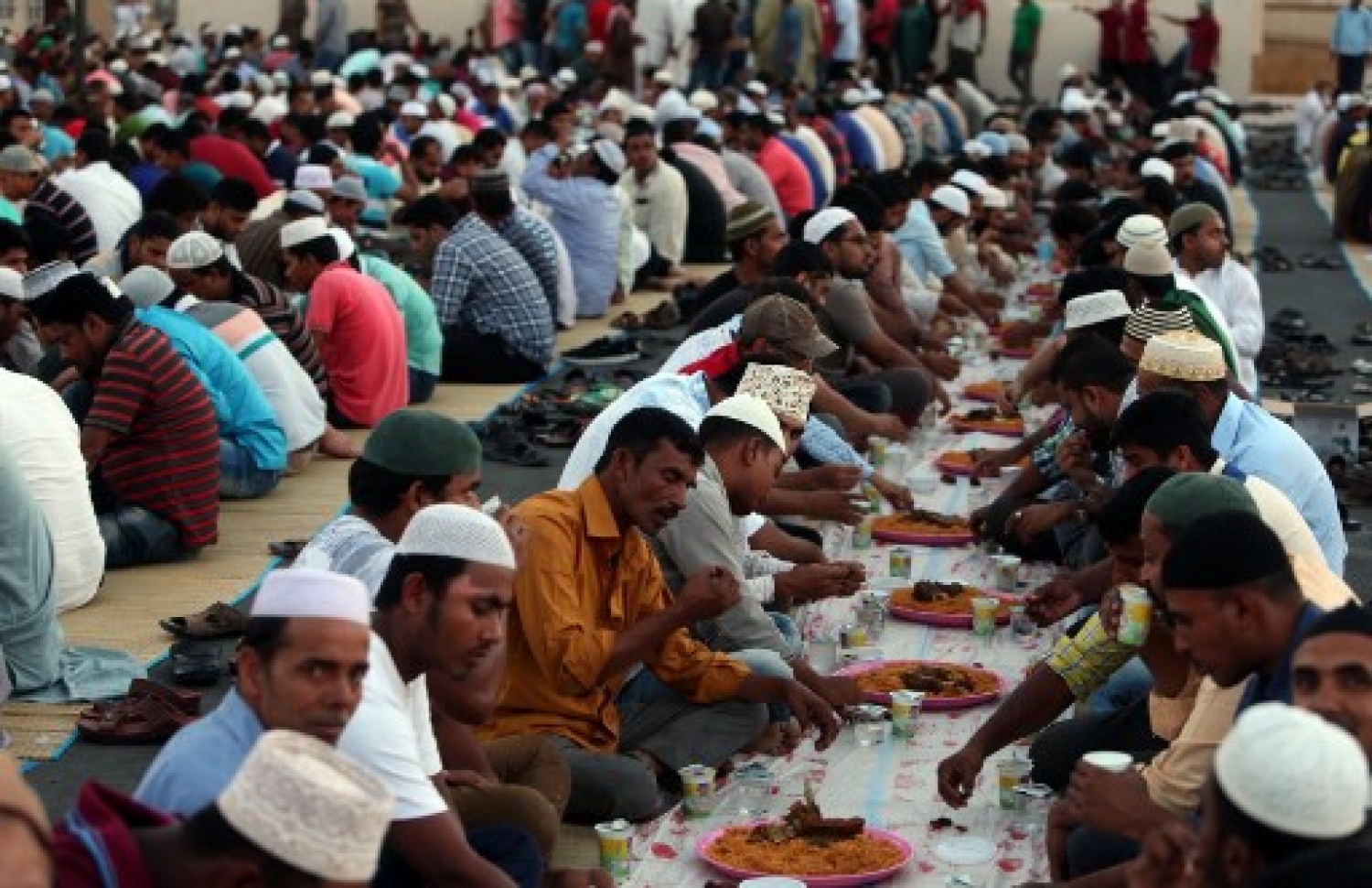 އޮމާން: މޭ 19، 2018: މަސްކެޓްގައި ހުންނަ މިސްކިތެއްގައި މުސްލިމް ބަޔަކު ރޯދަވީއްލަނީ.-- ފޮޓޯ: އޭއެފްޕީ