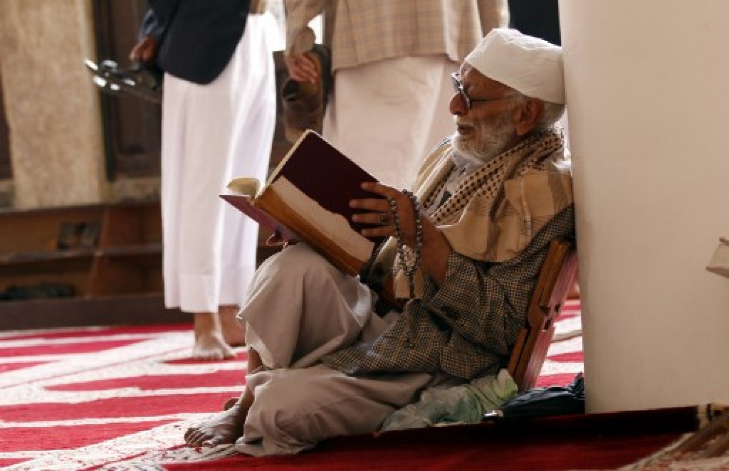 ޔަމަން: މޭ 19، 2018: ސަނާގައި ހުންނަ މިސްކިތެއްގައި މީހަކު ގުރުއާން ކިޔަވަނީ.-- ފޮޓޯ: އޭއެފްޕީ