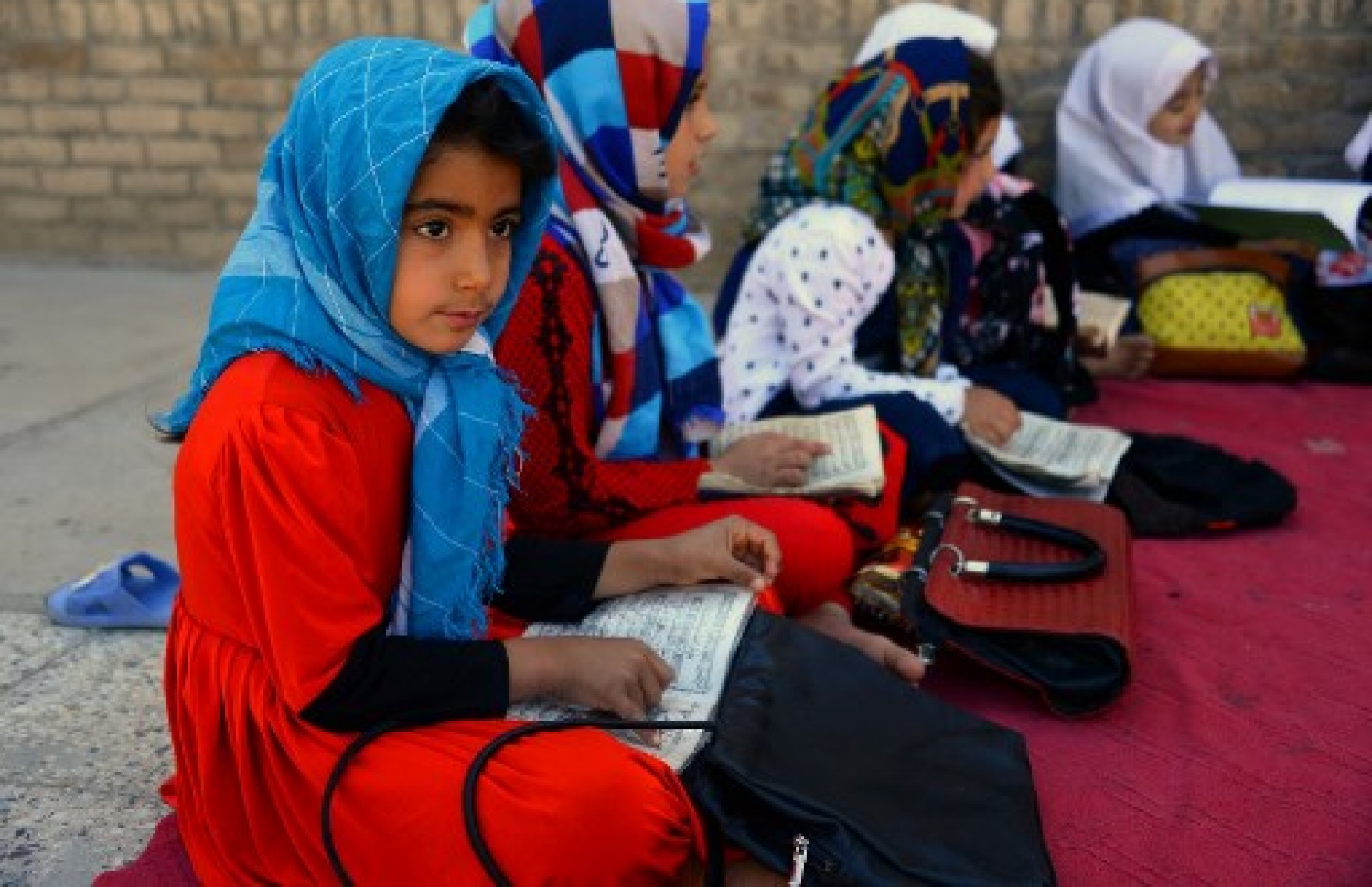 އަފްގާނިސްތާން: މޭ 20، 2018: ހެރާތުގައި ހުންނަ މިސްކިތެއްގައި މުސްލިމް ކުޑަކުދިންތަކެއް ގުރުއާން ކިޔަވަނީ.-- ފޮޓޯ: އޭއެފްޕީ