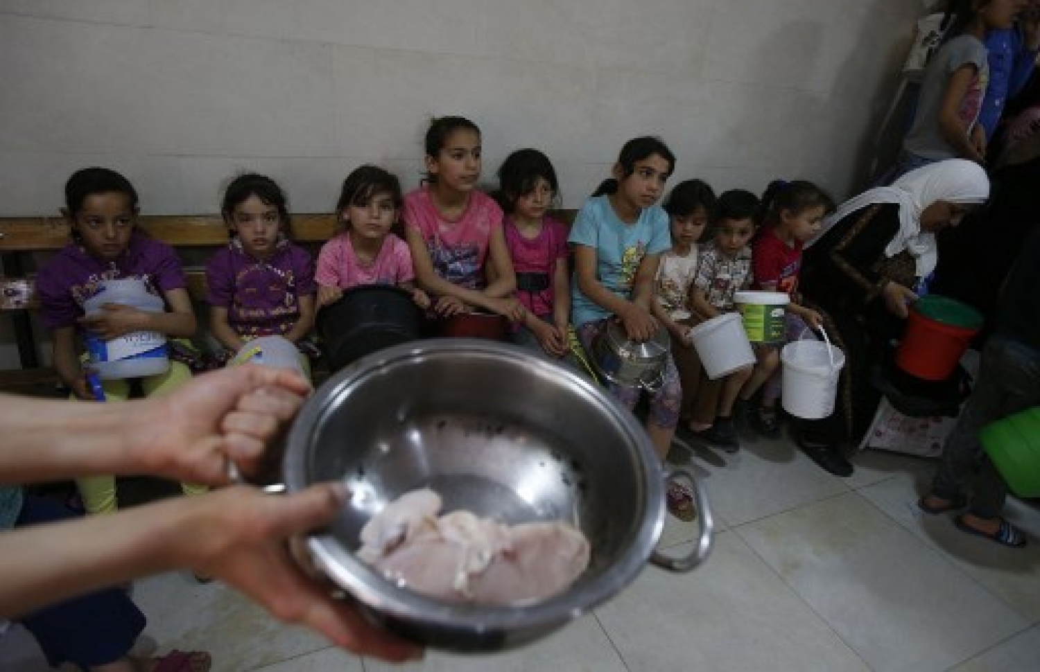 ފަލަސްތީން: މޭ 20، 2018: ފަލަސްތީނުގެ ކުޑަކުދިންތަކެއް ހިލޭސާބަހަށް ކެއުން ދޭ ބަދިގެއެއްގެ ތެރޭގައި އިށީނދެލައިގެން.-- ފޮޓޯ: އޭއެފްޕީ