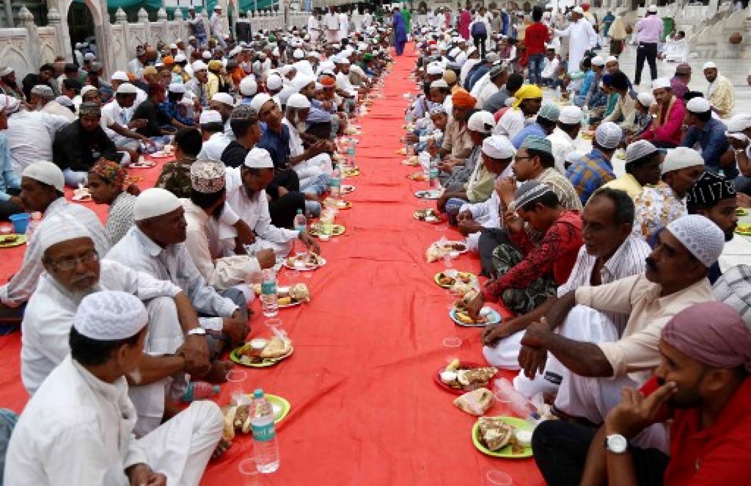 އިންޑިއާ: މޭ 20، 2018: އިންޑިއާގެ މުސްލިމުންތަކެއް ރޯދަވީއްލަނީ.-- ފޮޓޯ: އޭއެފްޕީ